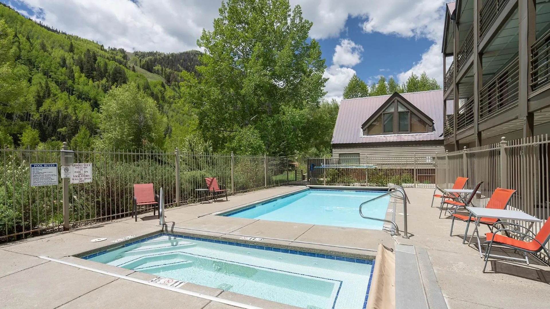 Cloud Nine, Walk To Gondola, Floor On River & Hot Tub *