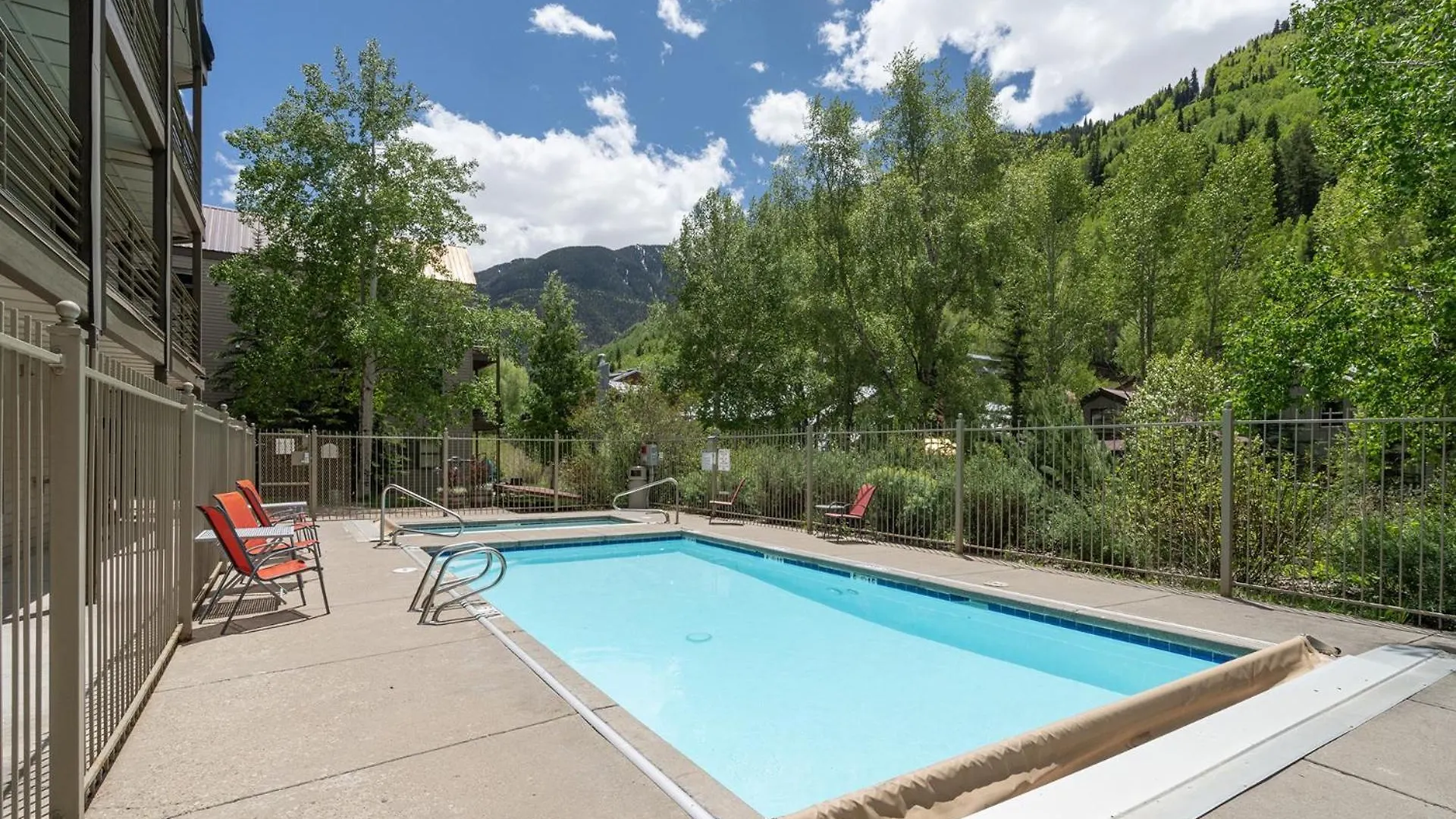 Ground Floor On River Trail, Walk To *