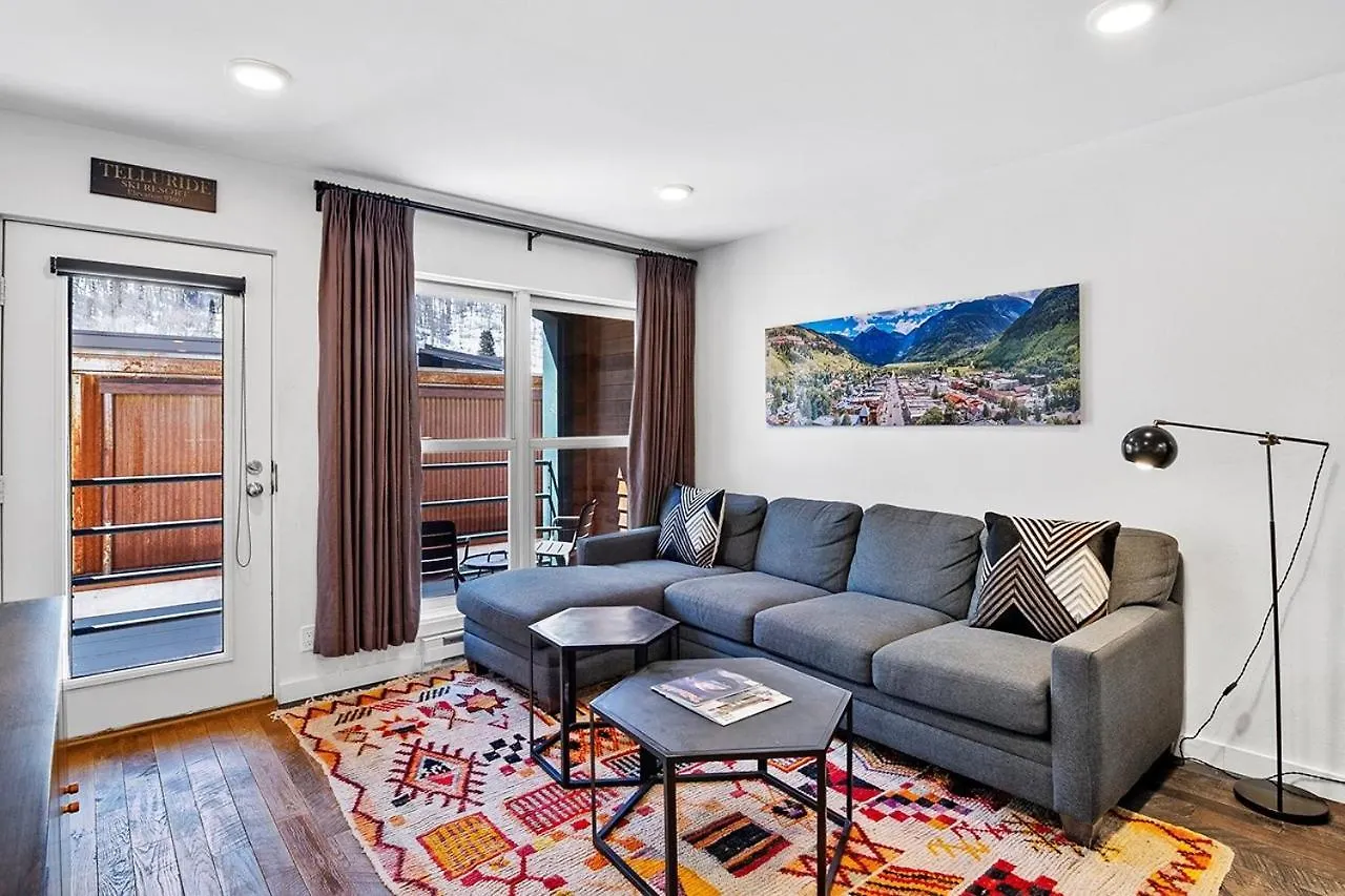Apartment Floor With Balcony - Steps To Lifts & Main Street *