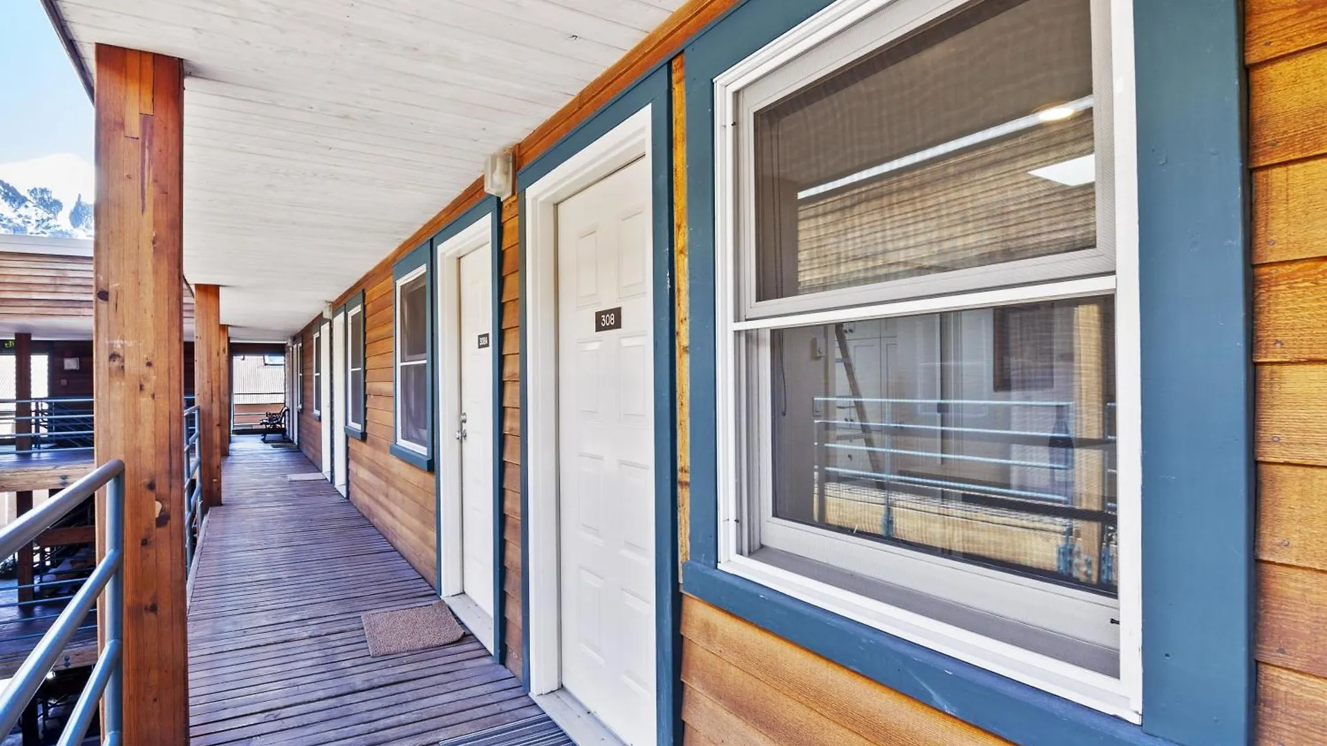 Floor With Balcony - Steps To Lifts & Main Street