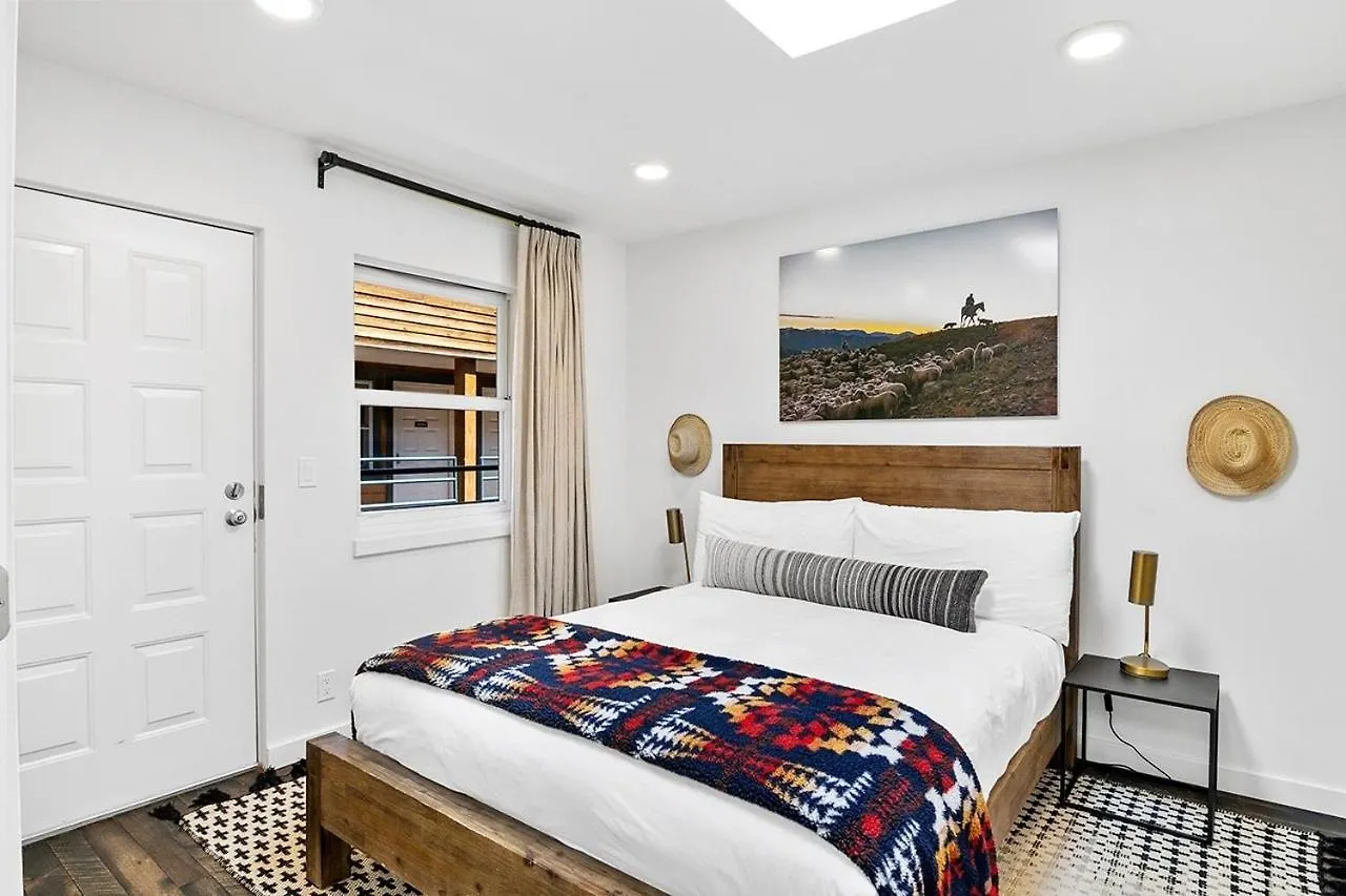 Floor With Balcony - Steps To Lifts & Main Street Apartment *