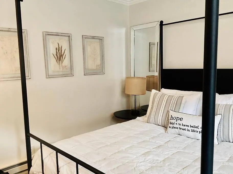 Beautiful Modern In-town With Kitchenette Apartment