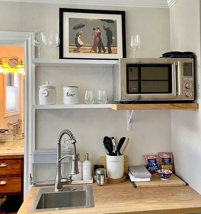 Beautiful Modern In-town With Kitchenette