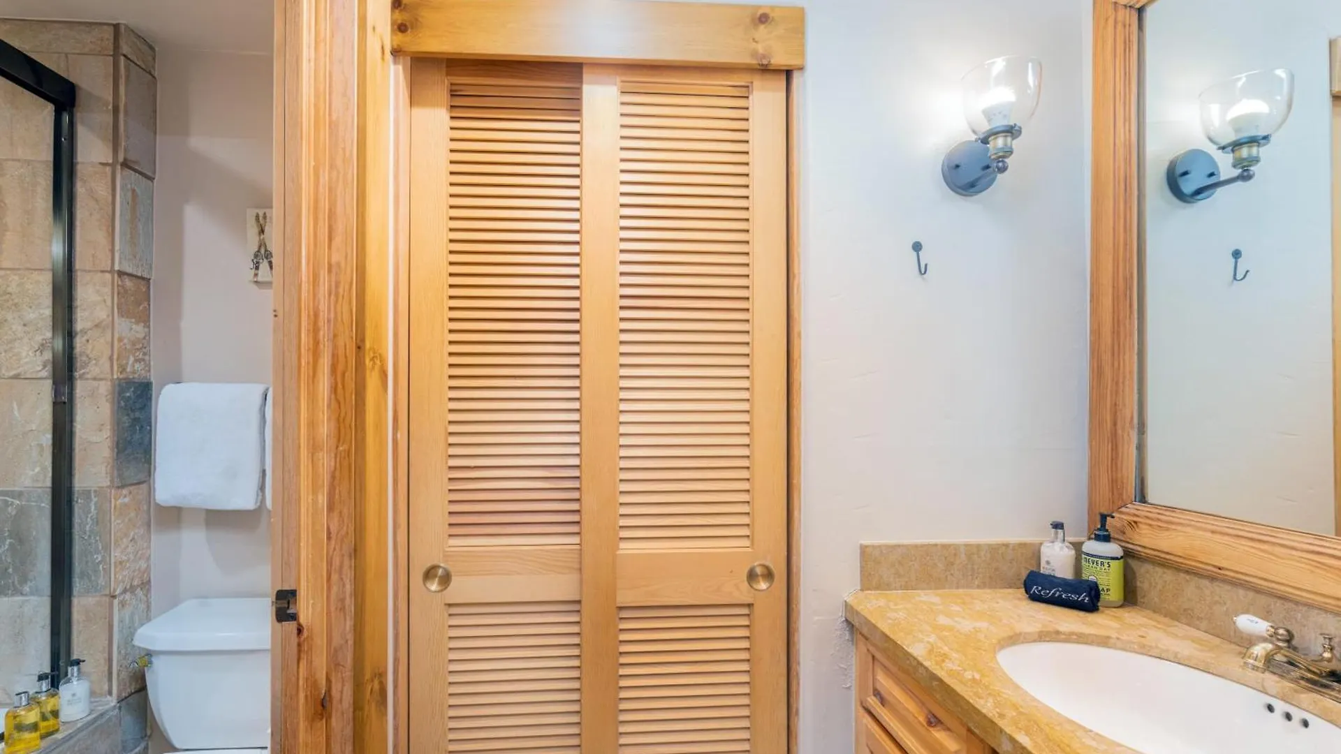 - Walk To Gondola! Inn Telluride