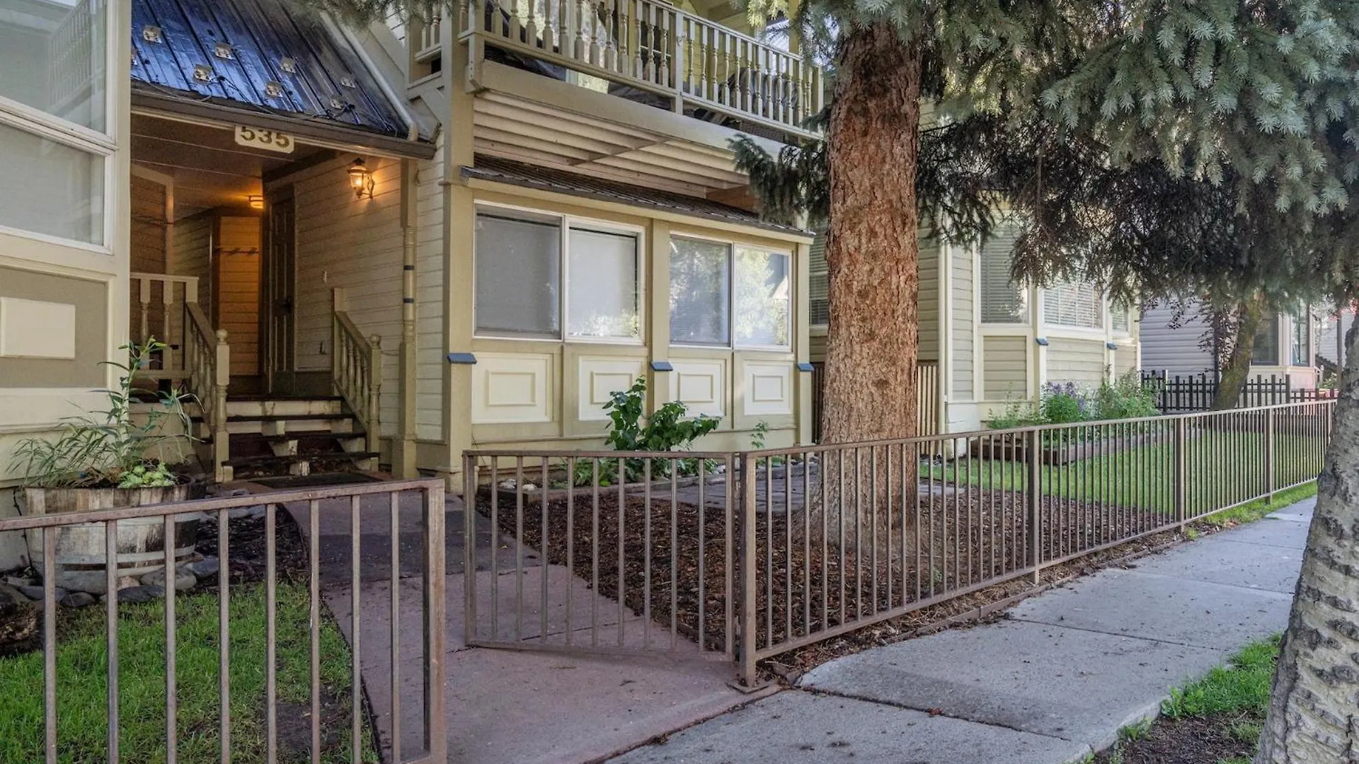 Peaceful Home-like - Spacious, Private Deck, Fireplace Apartment *