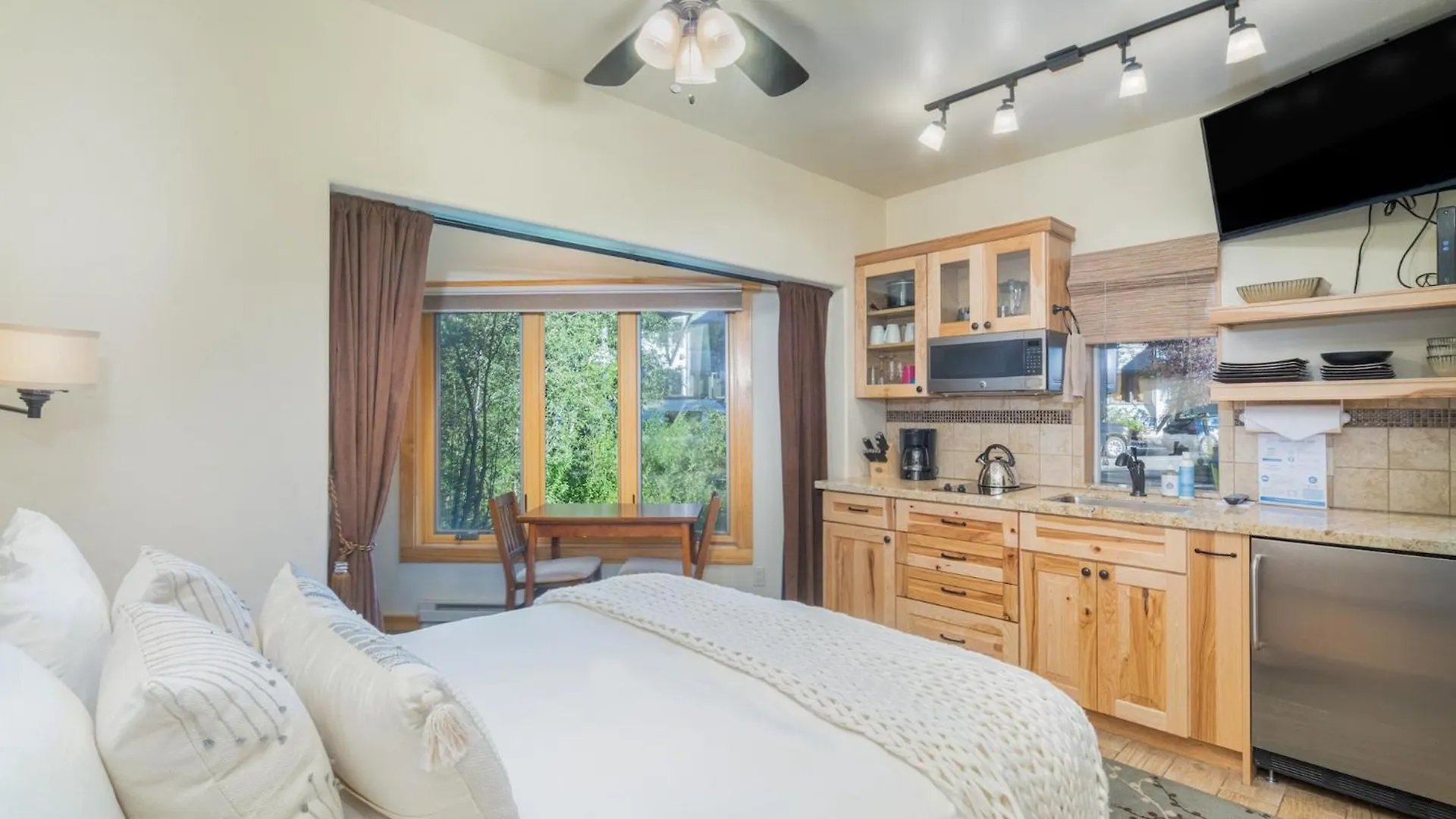 Charming W Kitchenette, Hot Tub Near River Apartment Telluride