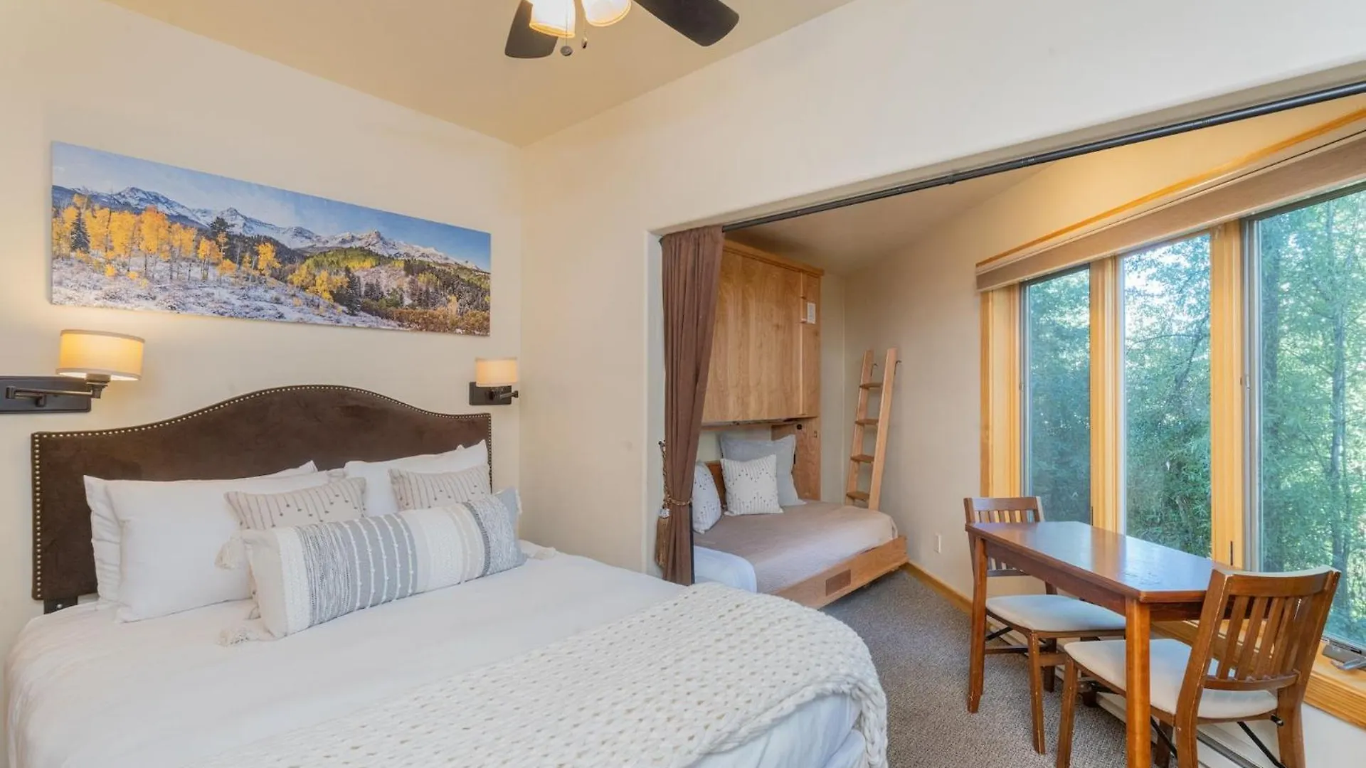 Charming W Kitchenette, Hot Tub Near River Apartment