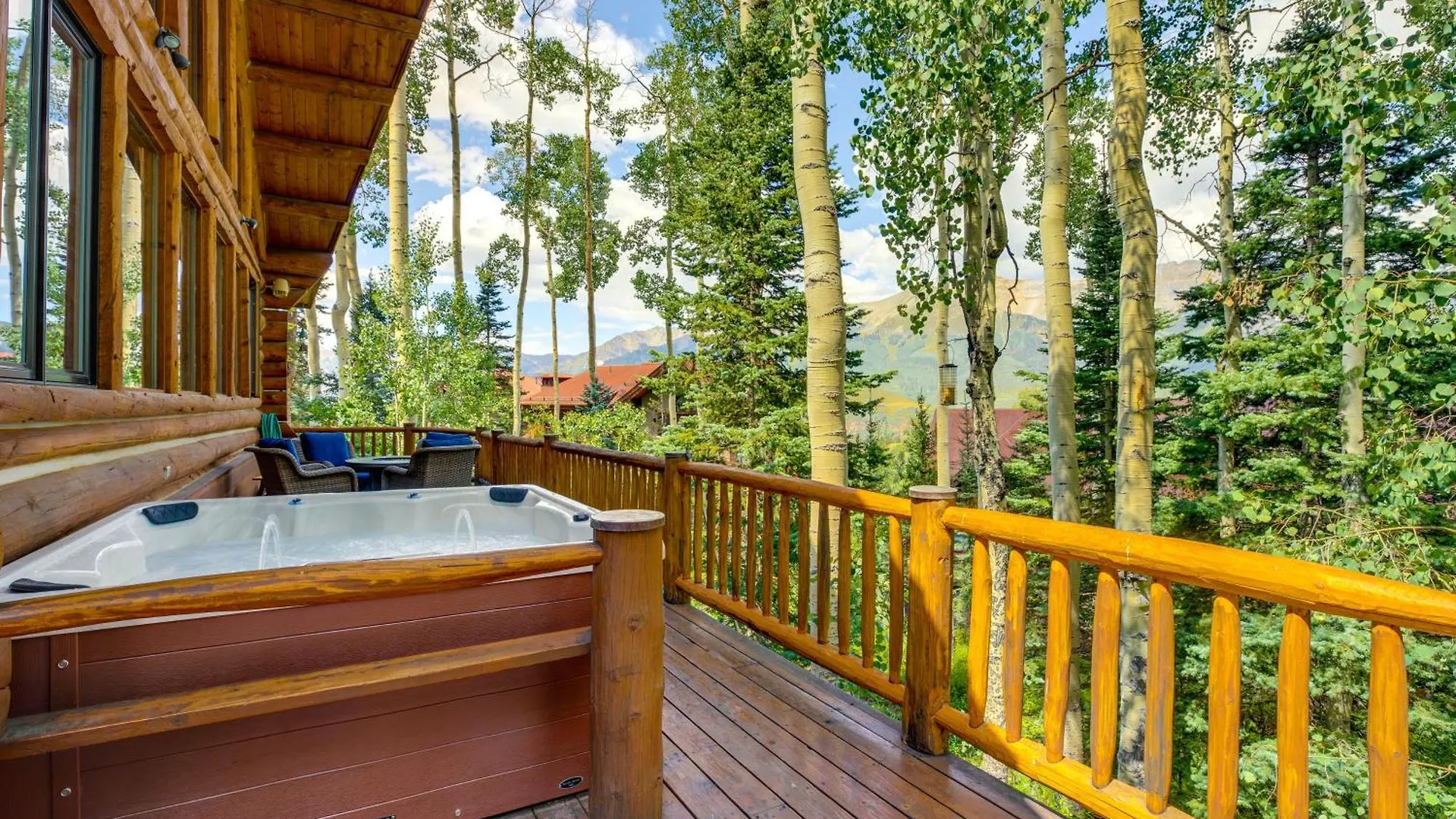 Holiday home Ski-inandski-out With Deck And Hot Tub!