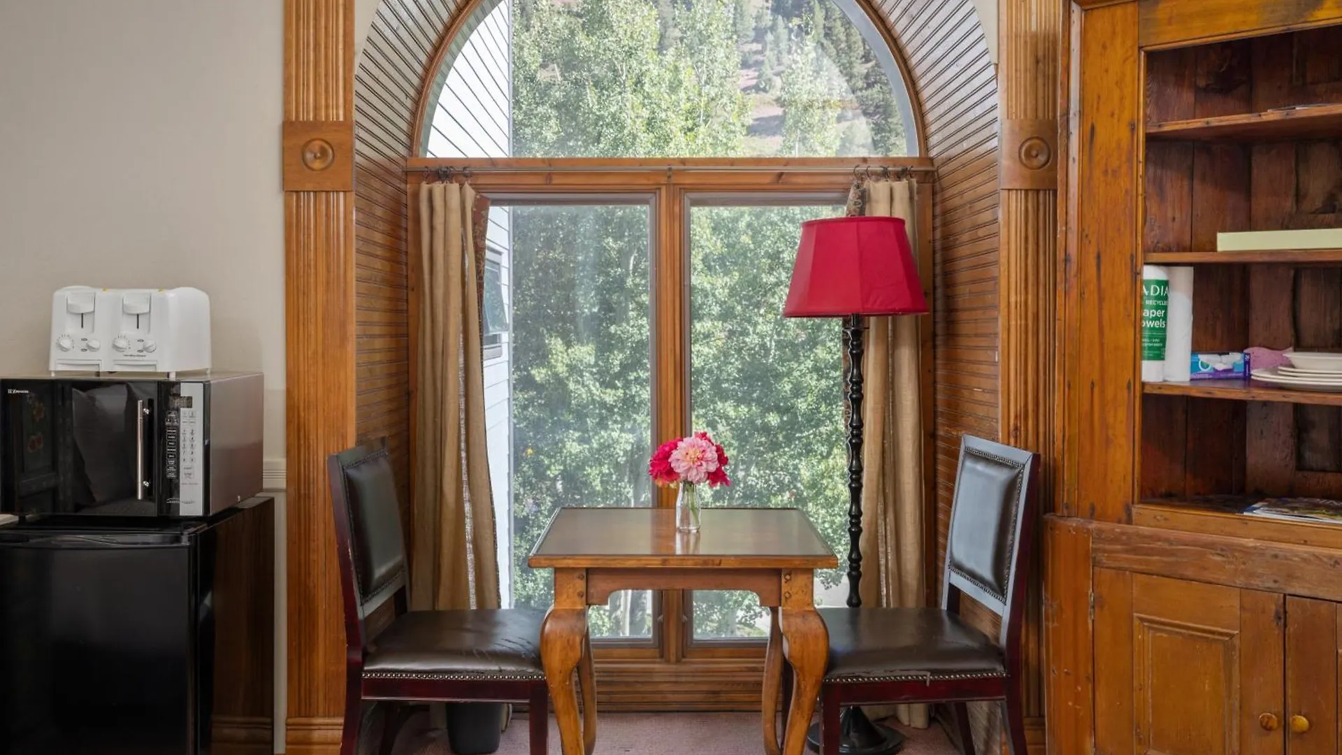 Village Hideaway - Convenience! Apartment