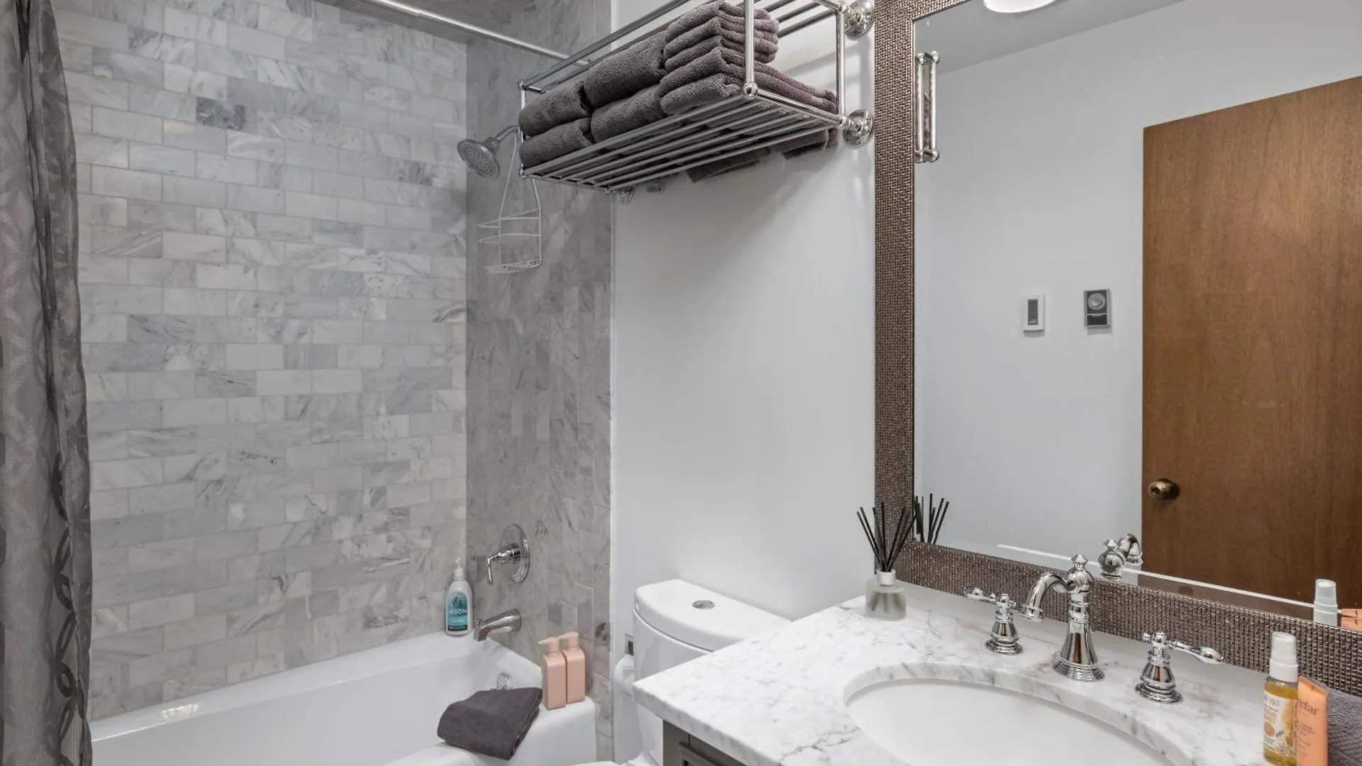 Apartment Village Hideaway - Convenience!