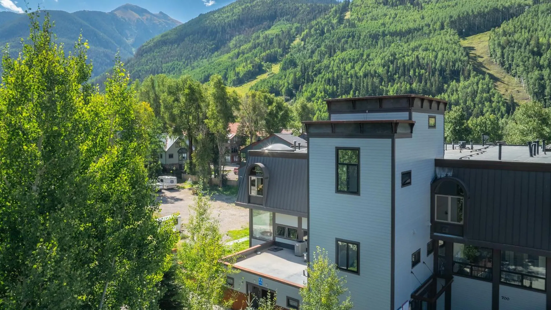 Village Hideaway - Convenience! Apartment *