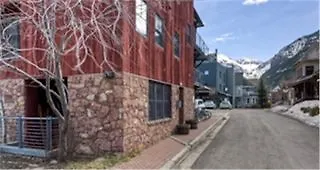 Apartment Gold Panner's Alley