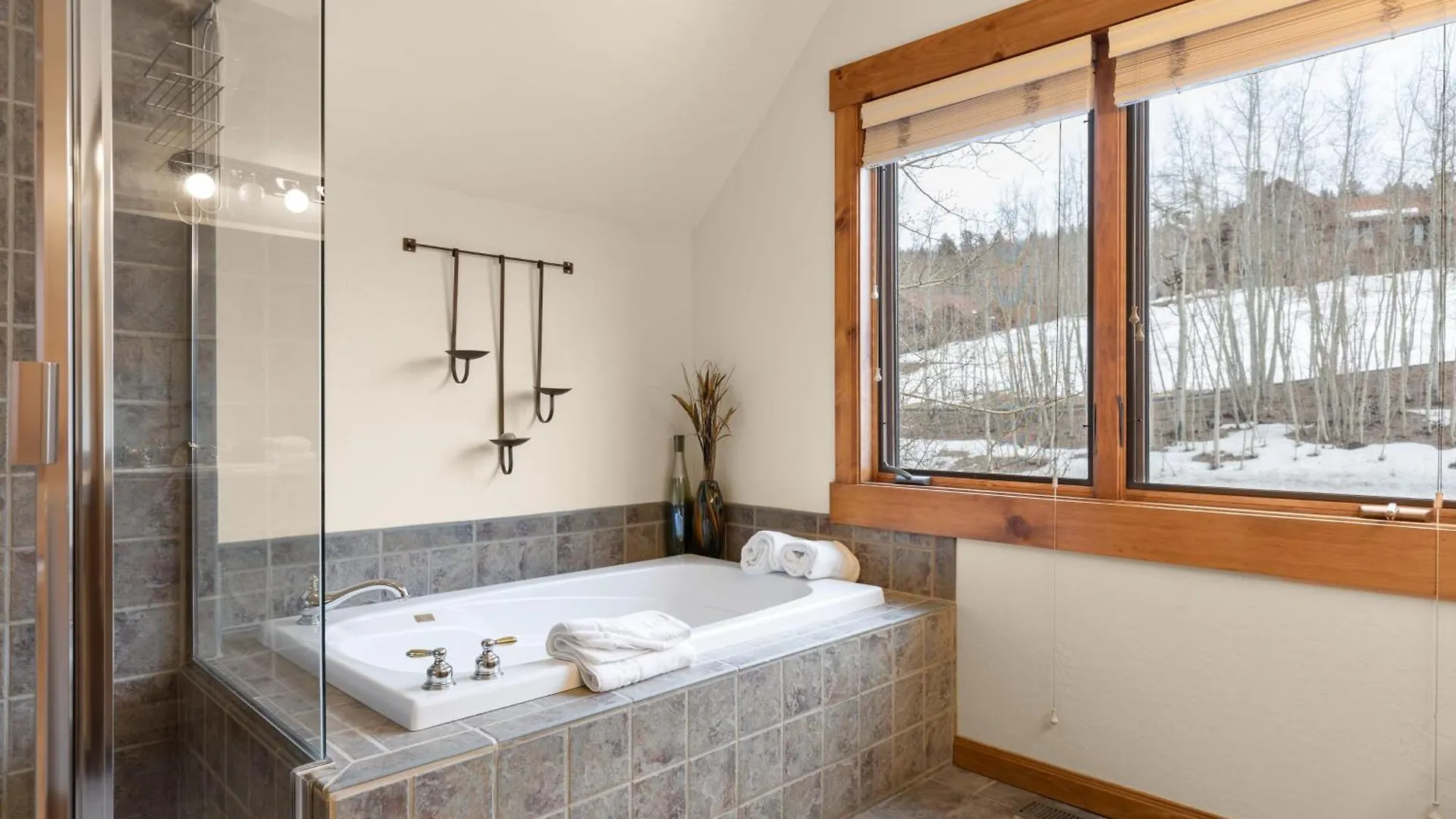 Russell By Avantstay Expansive Deck Stunning Views Hot Tub Holiday home *