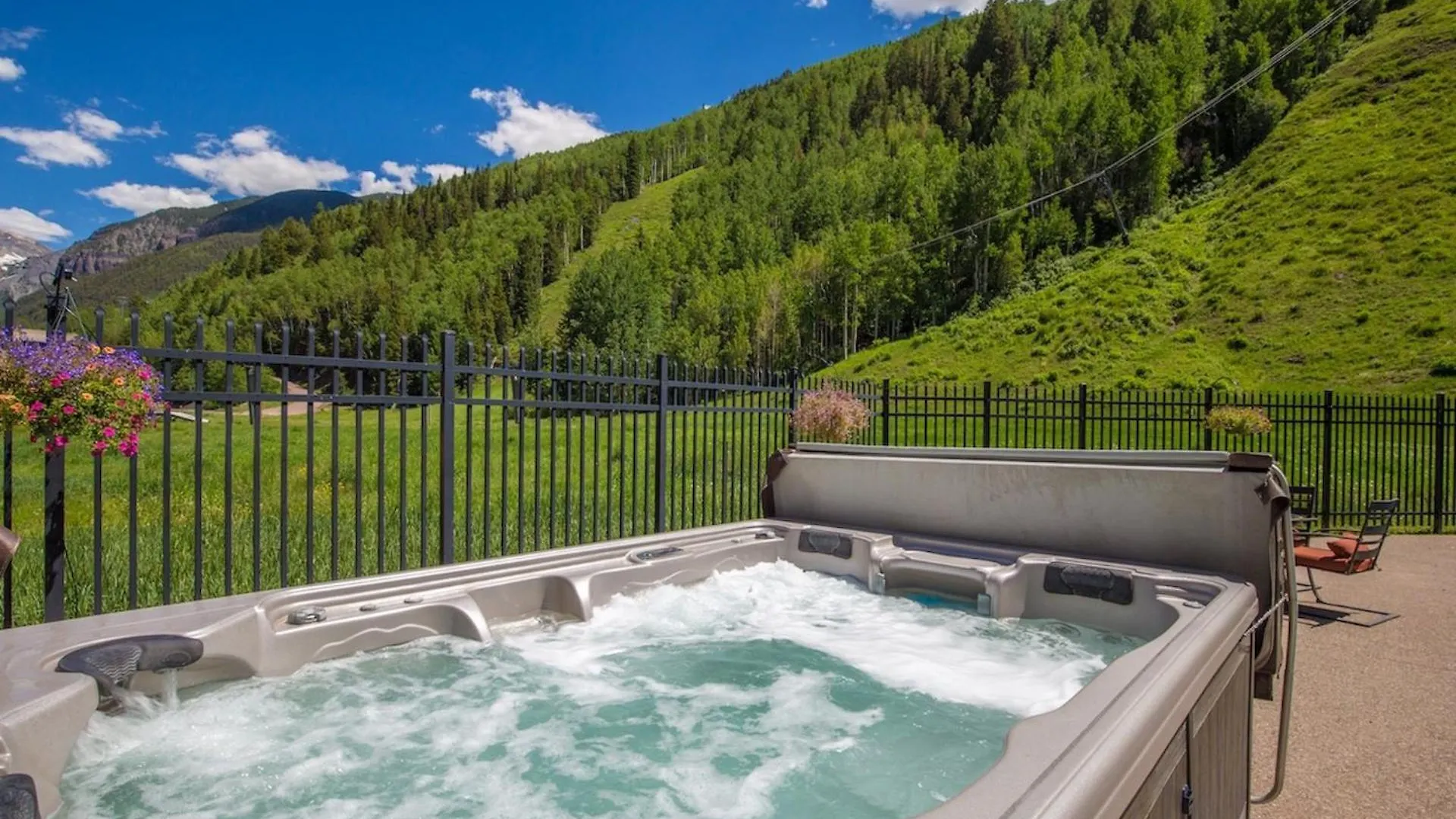Sunny Condo, Box Canyon Views, Pool & Hot Tub * Telluride