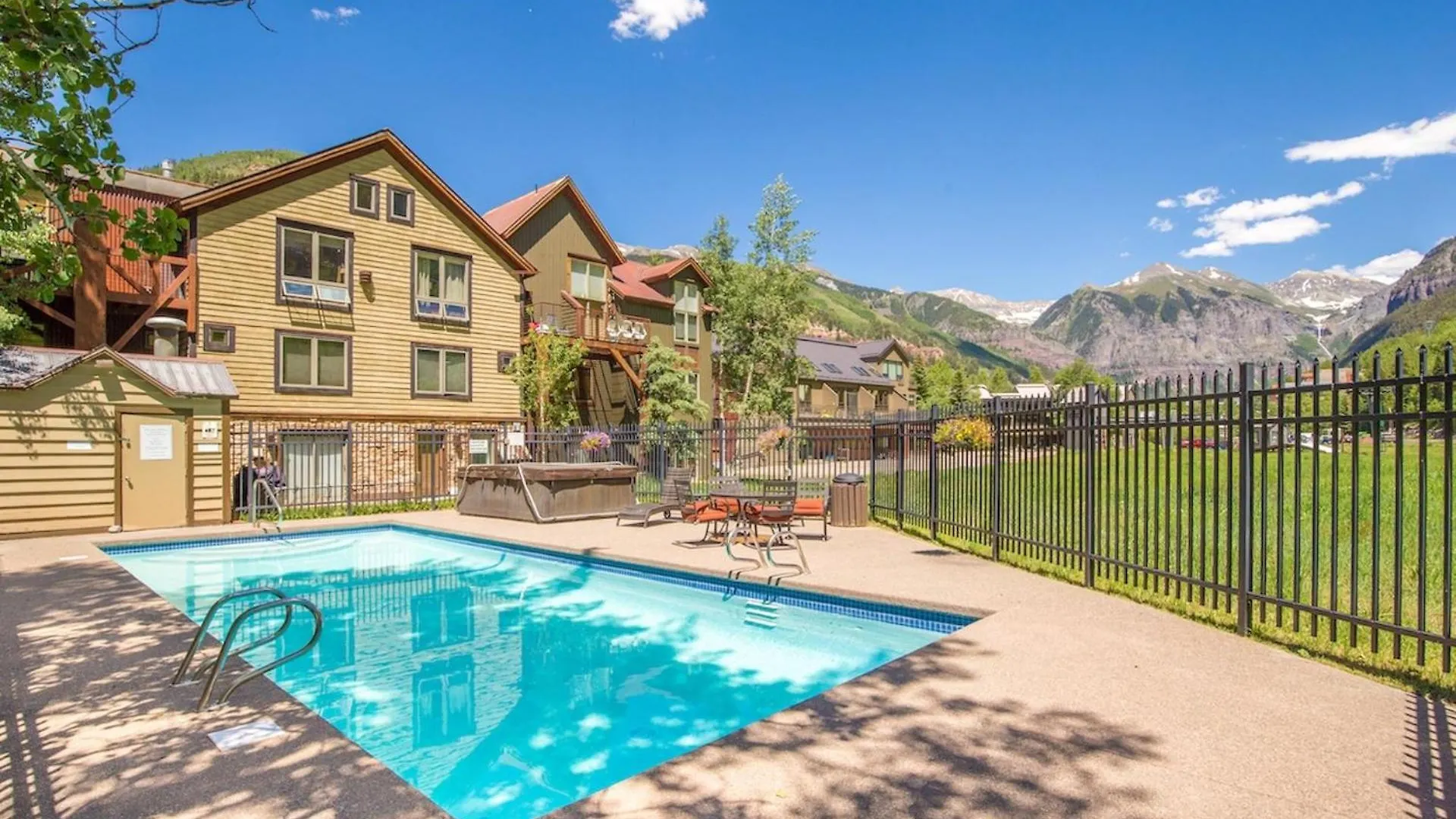 Sunny Condo, Box Canyon Views, Pool & Hot Tub