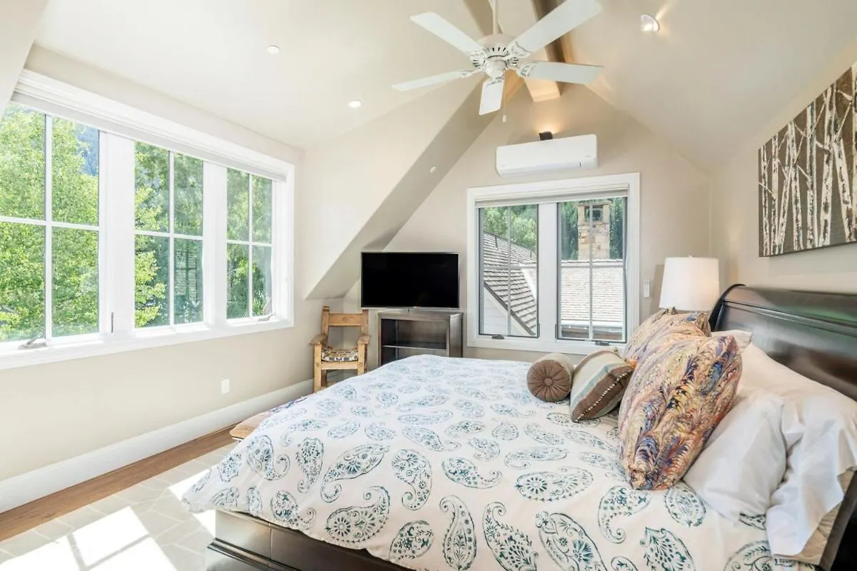 South Oak Retreat - Convenient Luxury By Gondola!
