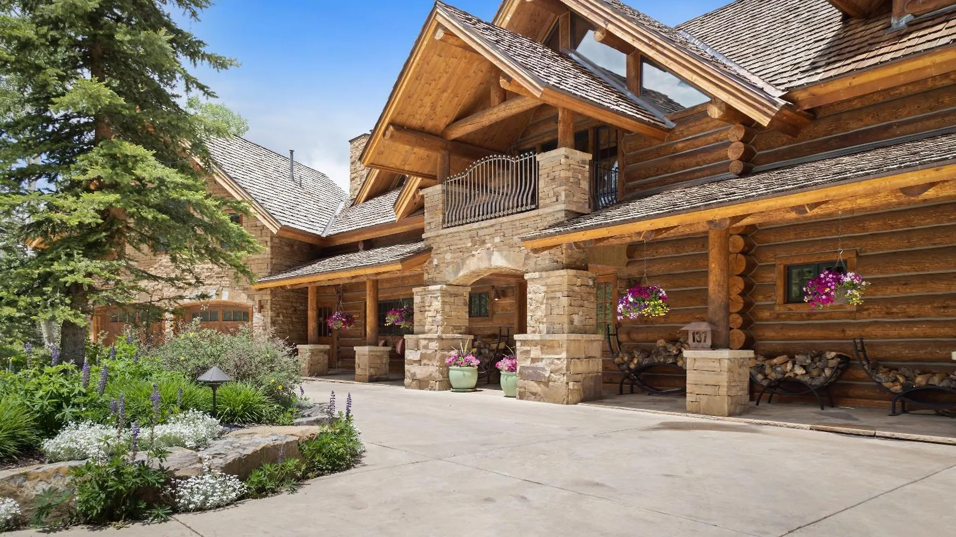 Hilltop Hideaway By Exceptional Chalet