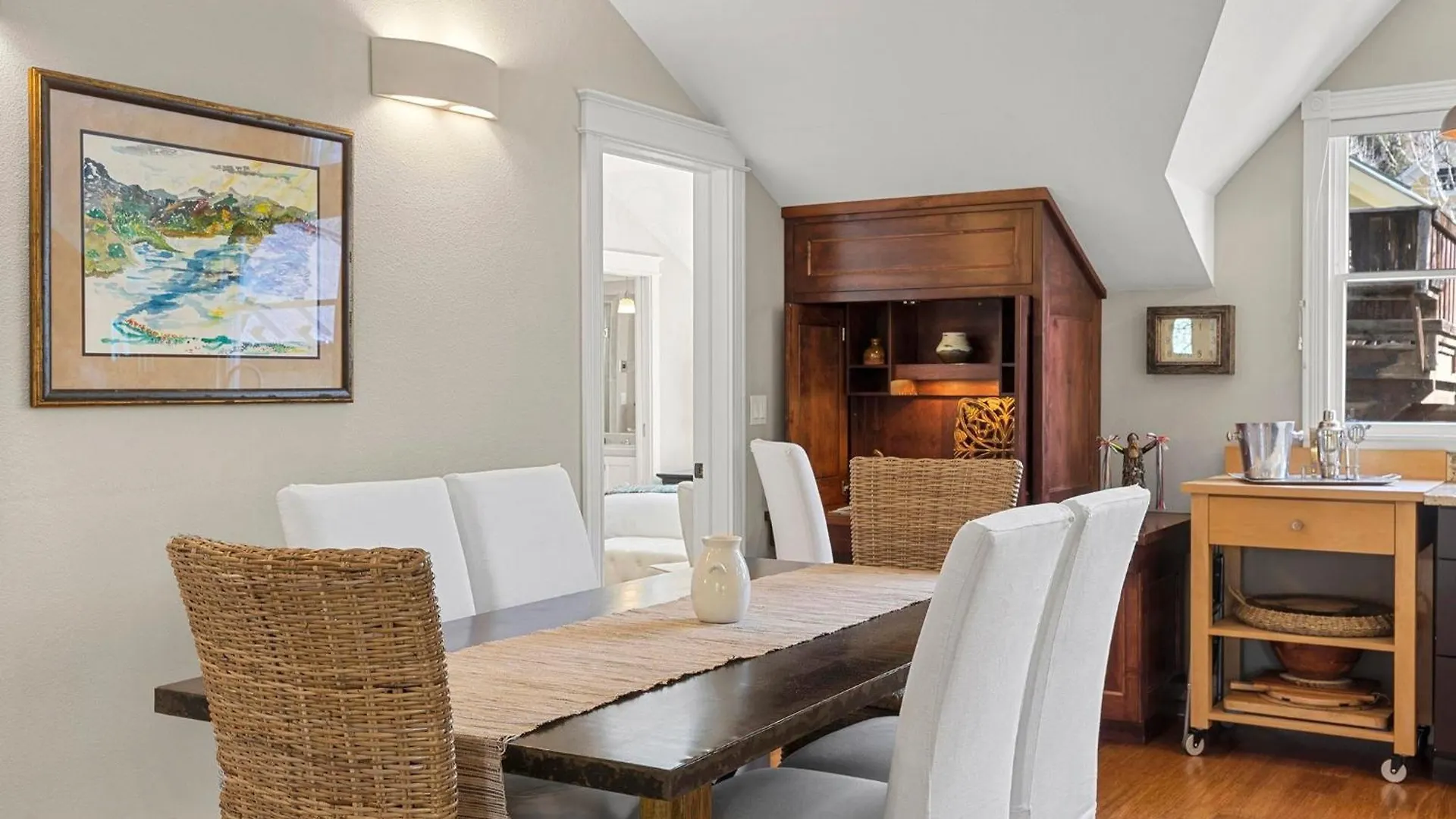 Peaceful Home-like - Spacious, Private Deck, Fireplace