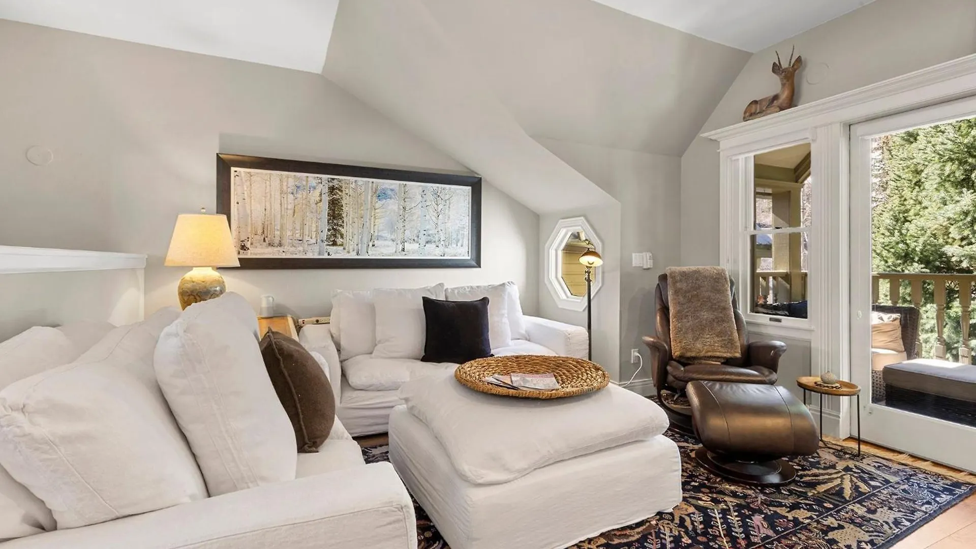 Peaceful Home-like - Spacious, Private Deck, Fireplace Apartment