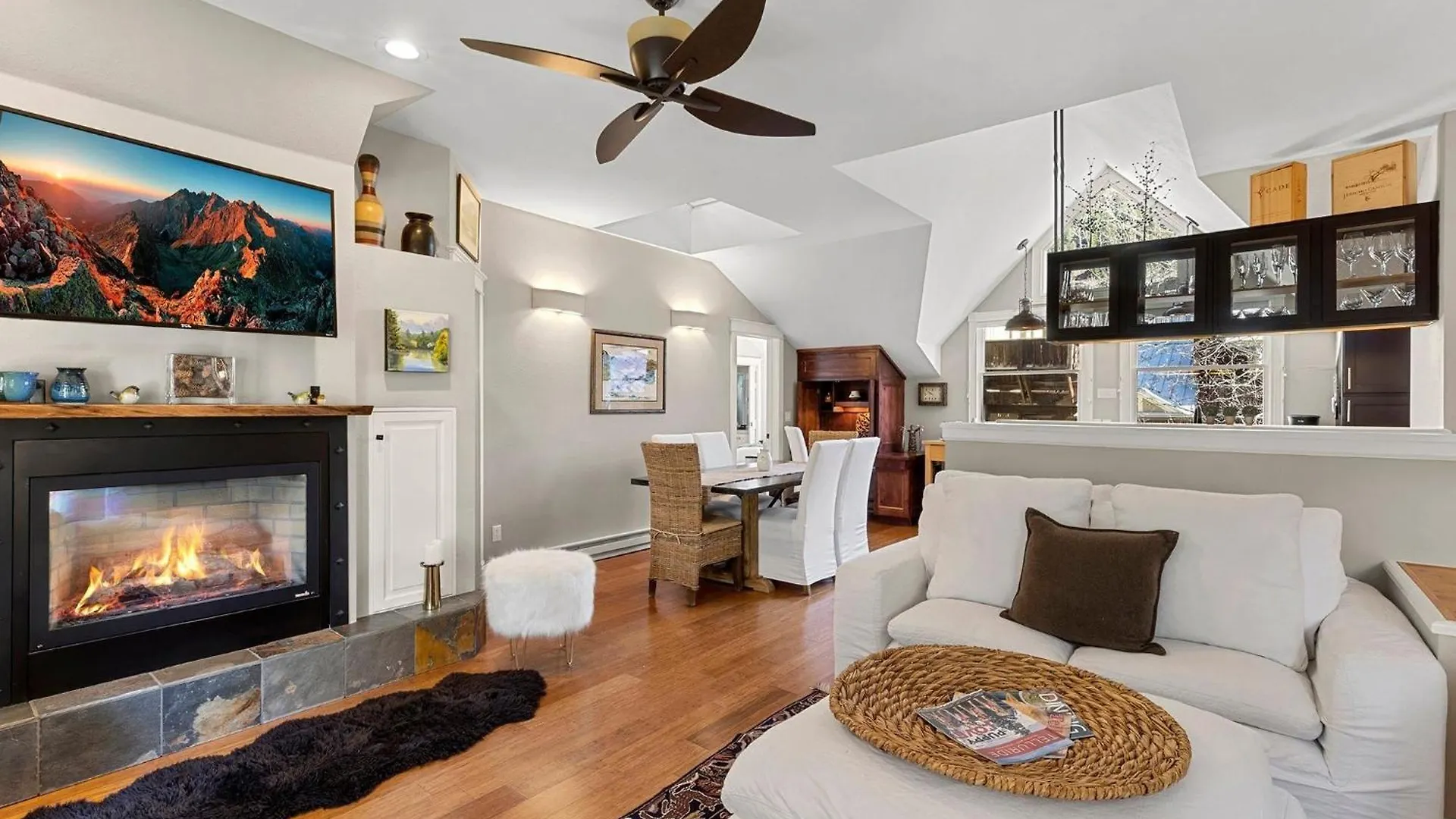 Apartment Peaceful Home-like - Spacious, Private Deck, Fireplace *
