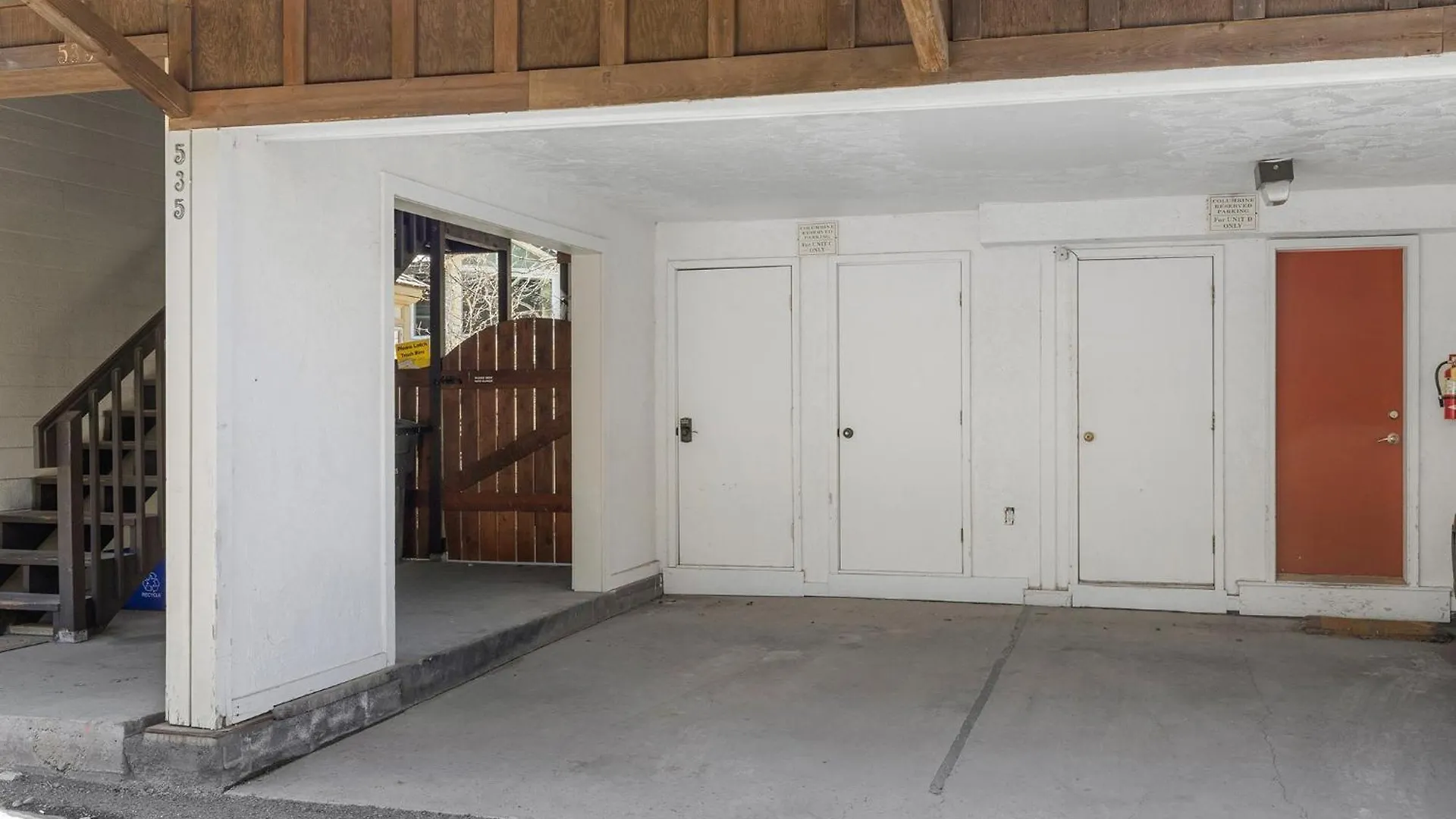 Peaceful Home-like - Spacious, Private Deck, Fireplace *