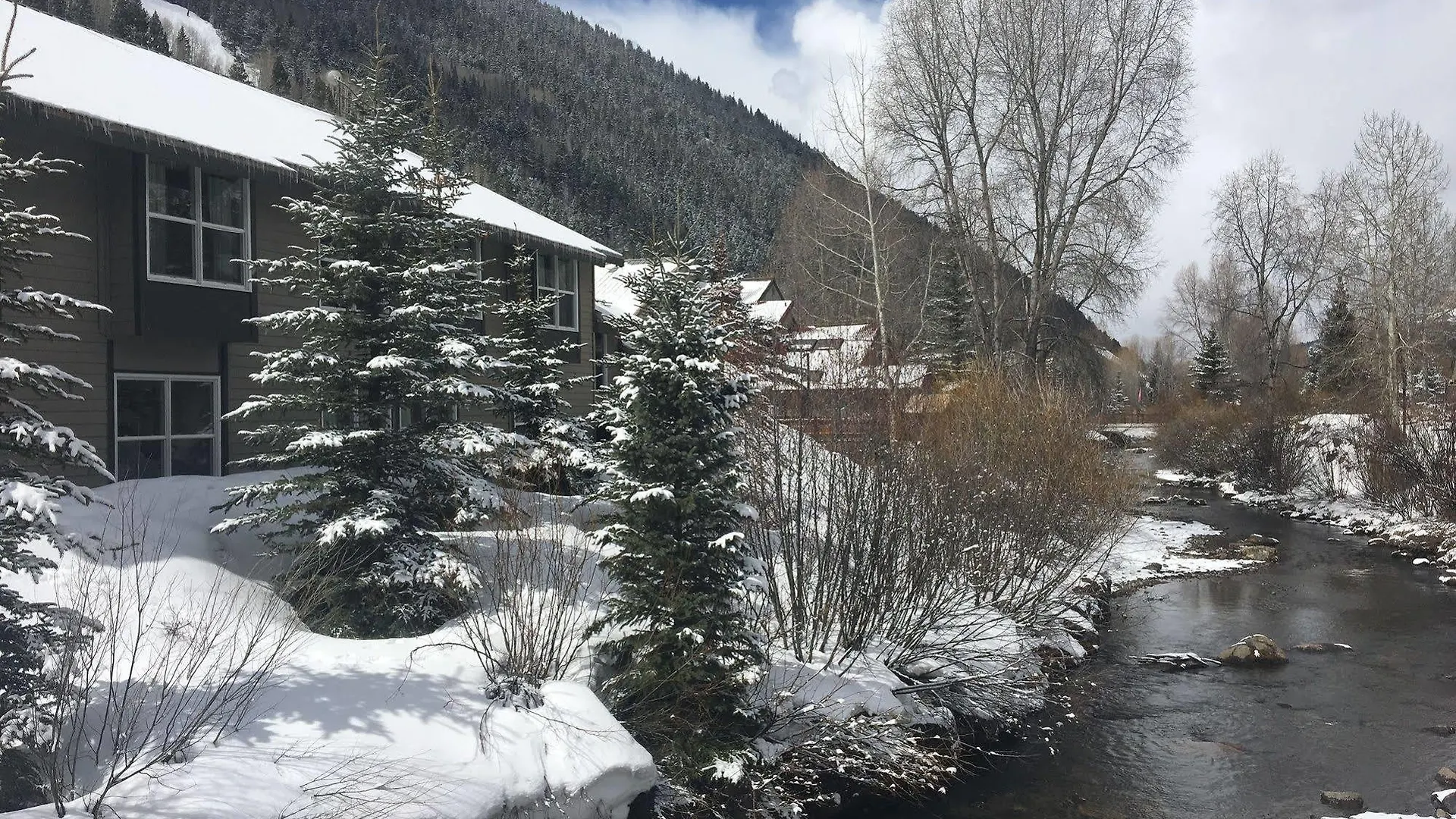 Mountainside Hotel 3*