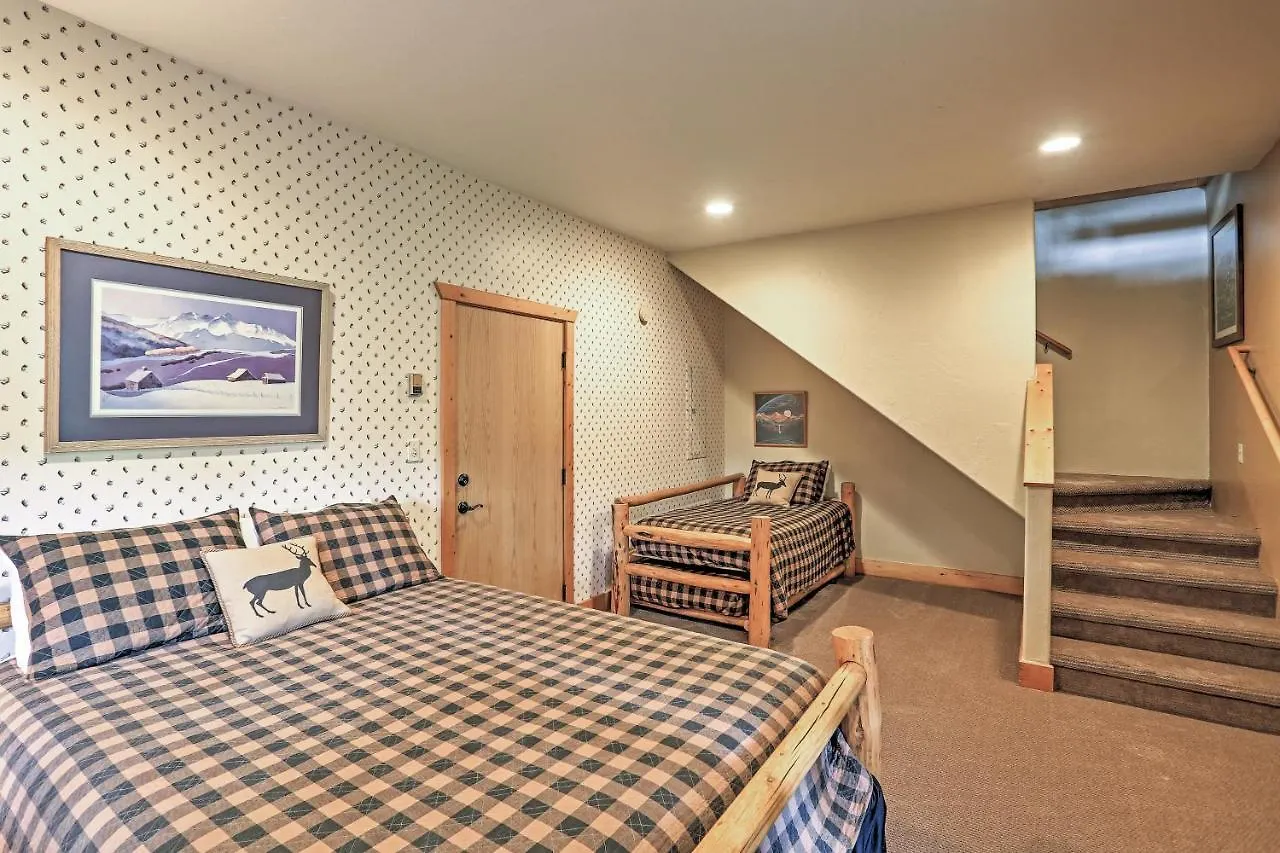 Holiday home Ski-inandski-out With Deck And Hot Tub!