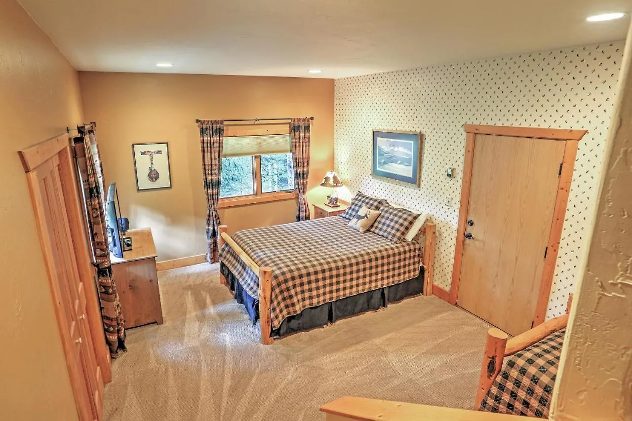 Ski-inandski-out With Deck And Hot Tub! Holiday home