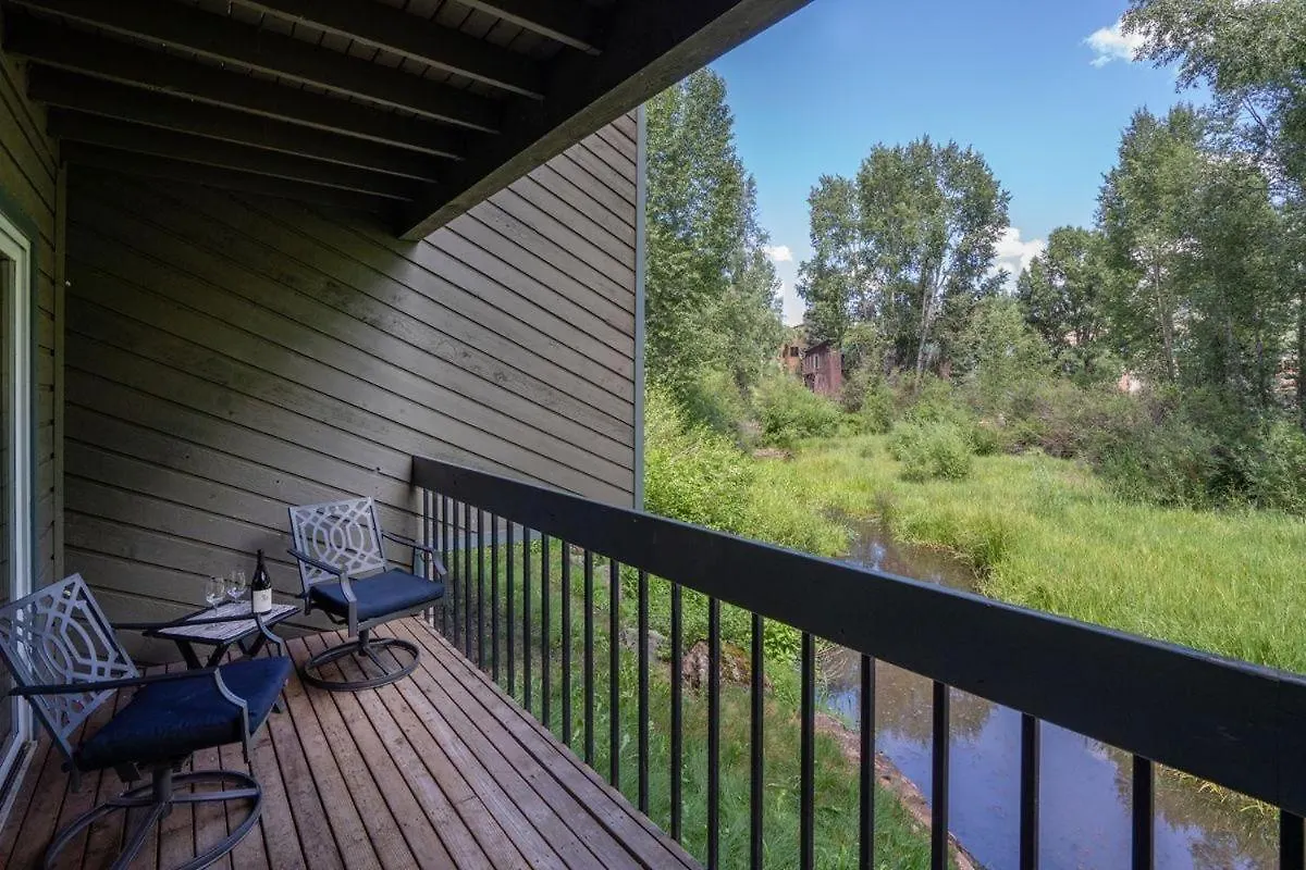 Riverside Dream! Quiet Spot W Deck, 5 Min Walk To Gondola & Main St, アパート *