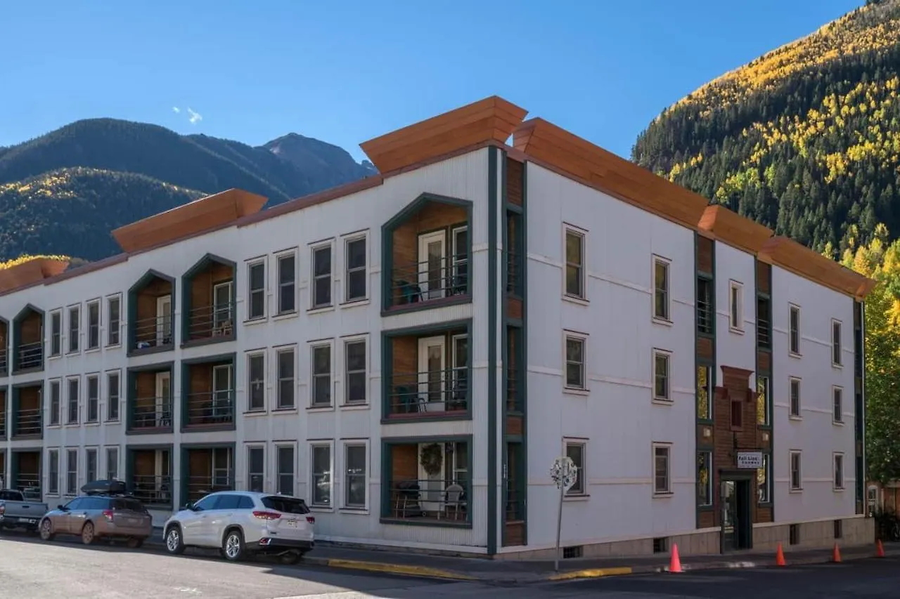 Floor With Balcony - Steps To Lifts & Main Street *