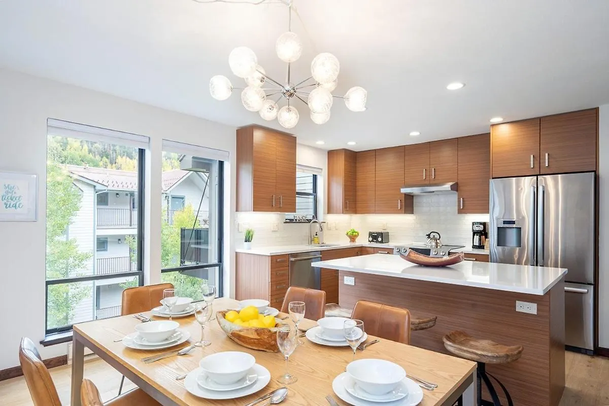 Big & Bright Hidden Gem With Garage, Hot Tub, Lux Kitchen