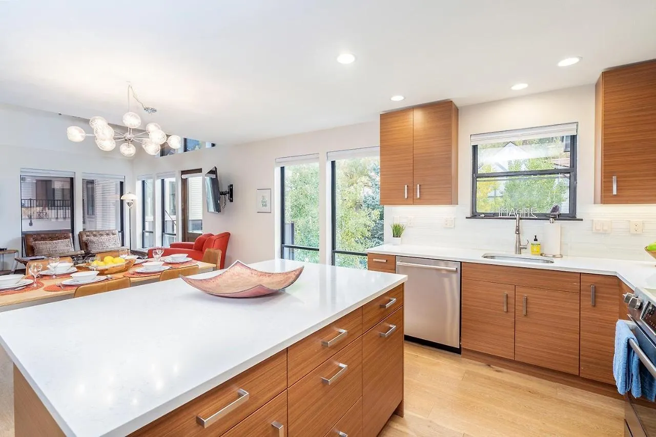 Big & Bright Hidden Gem With Garage, Hot Tub, Lux Kitchen *