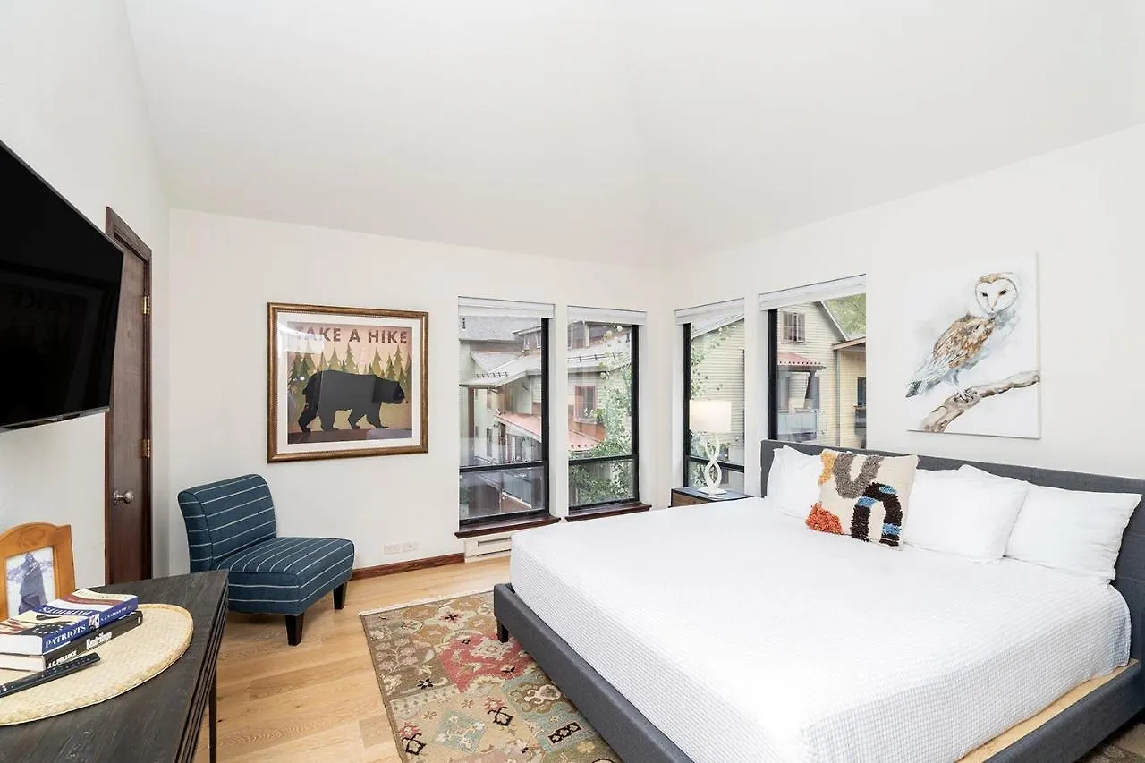 Big & Bright Hidden Gem With Garage, Hot Tub, Lux Kitchen Apartment