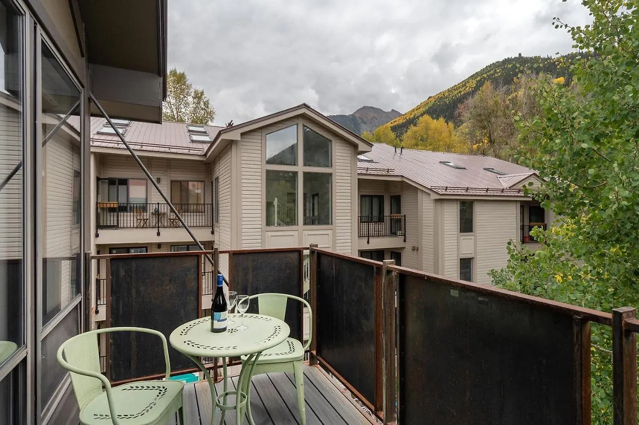 Big & Bright Hidden Gem With Garage, Hot Tub, Lux Kitchen Apartment