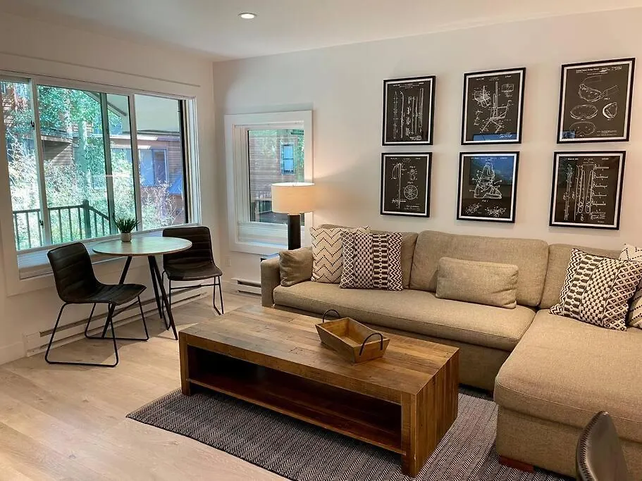 Luxury Downtown - Creekside - Walk To Chair 7!