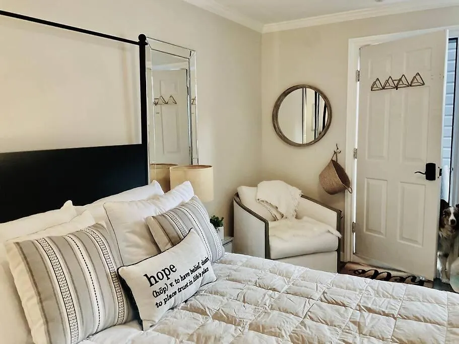 Beautiful Modern In-town With Kitchenette דירה *