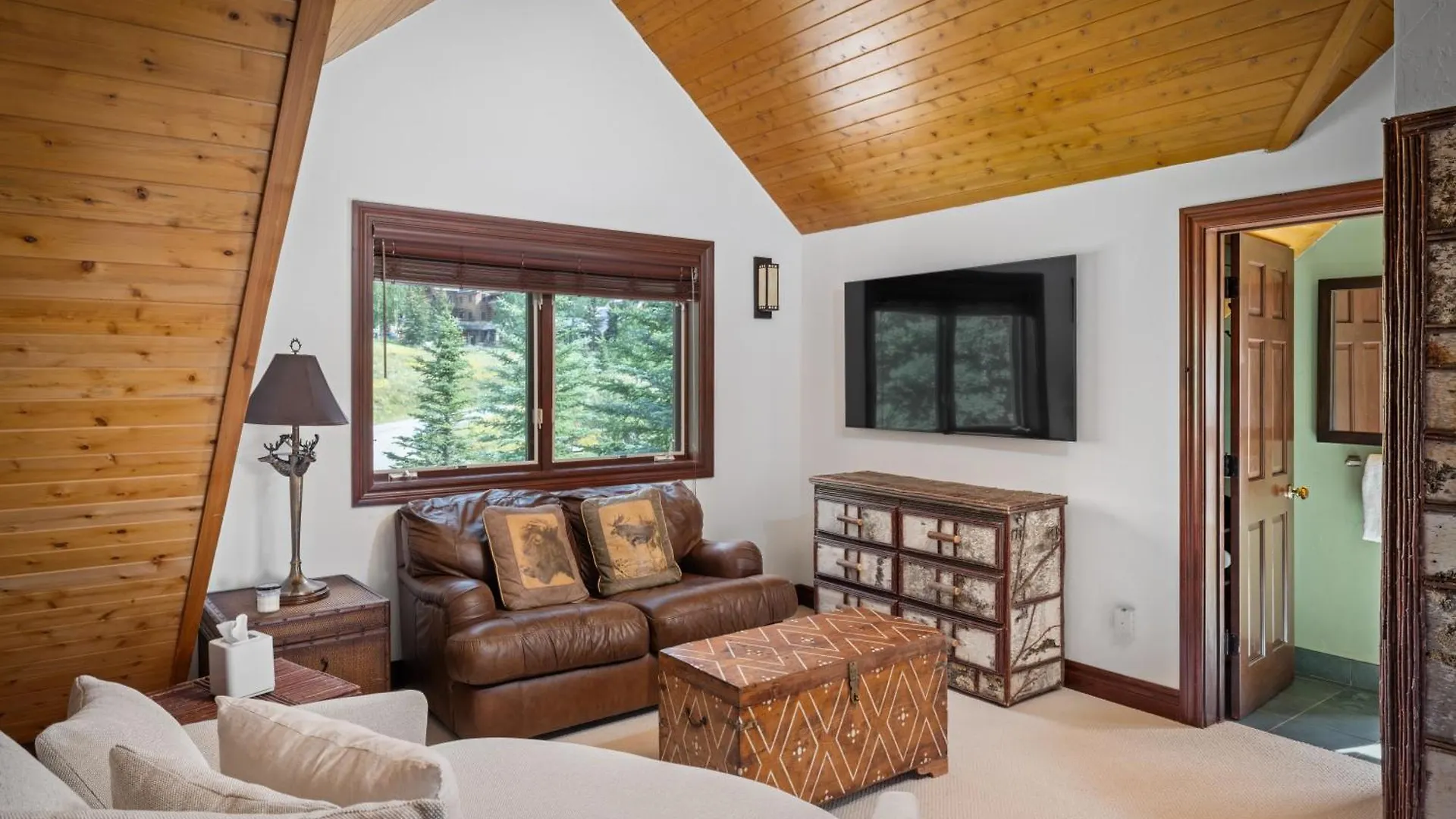 Ferienhaus Camp - Golf Course, Views, Hot Tub, Gym!