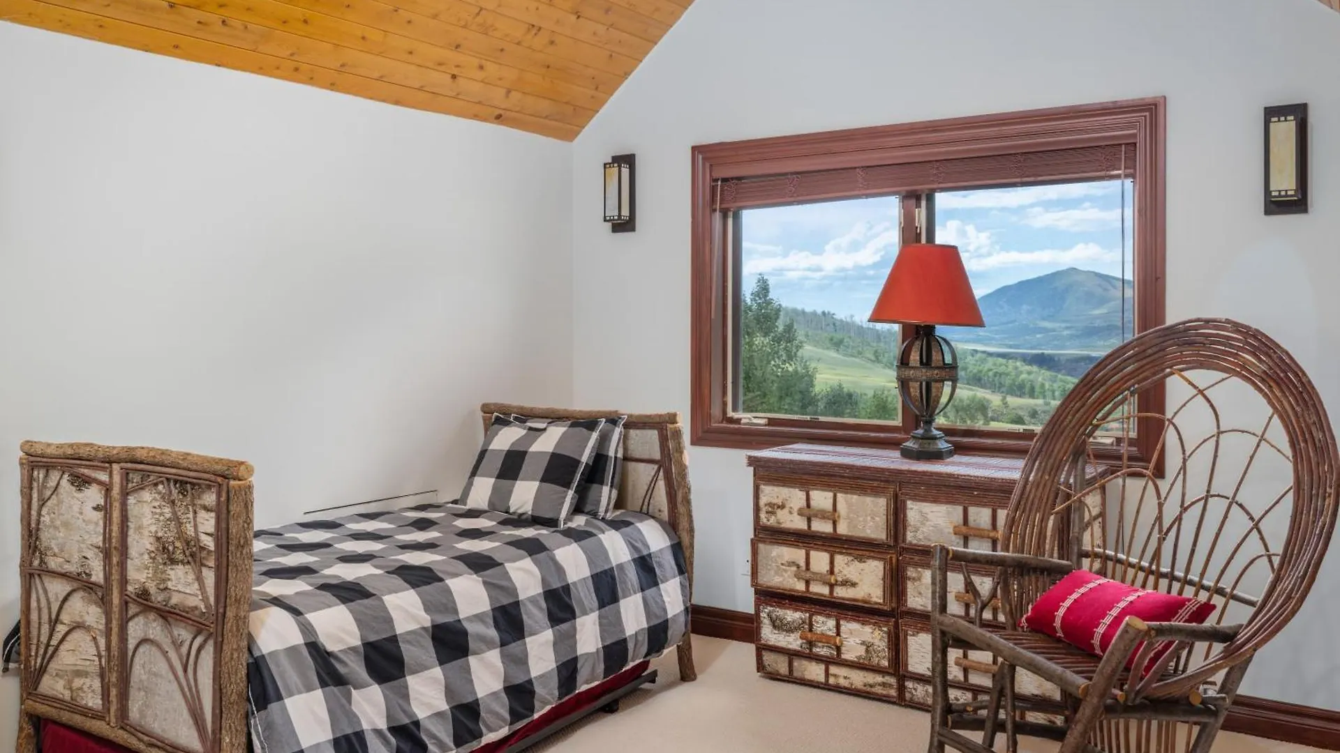 Ferienhaus Camp - Golf Course, Views, Hot Tub, Gym! *