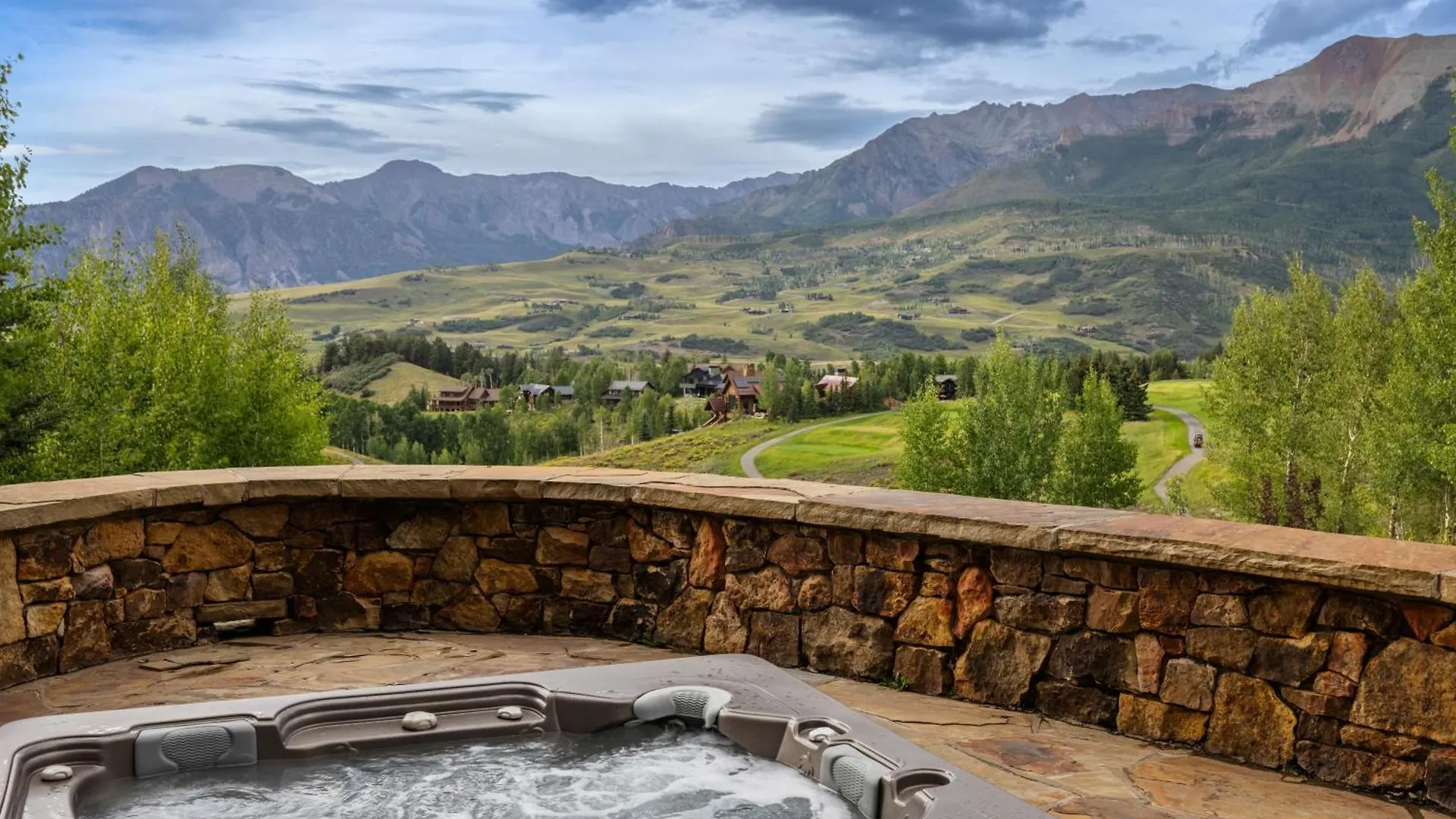 Ferienhaus Camp - Golf Course, Views, Hot Tub, Gym! *
