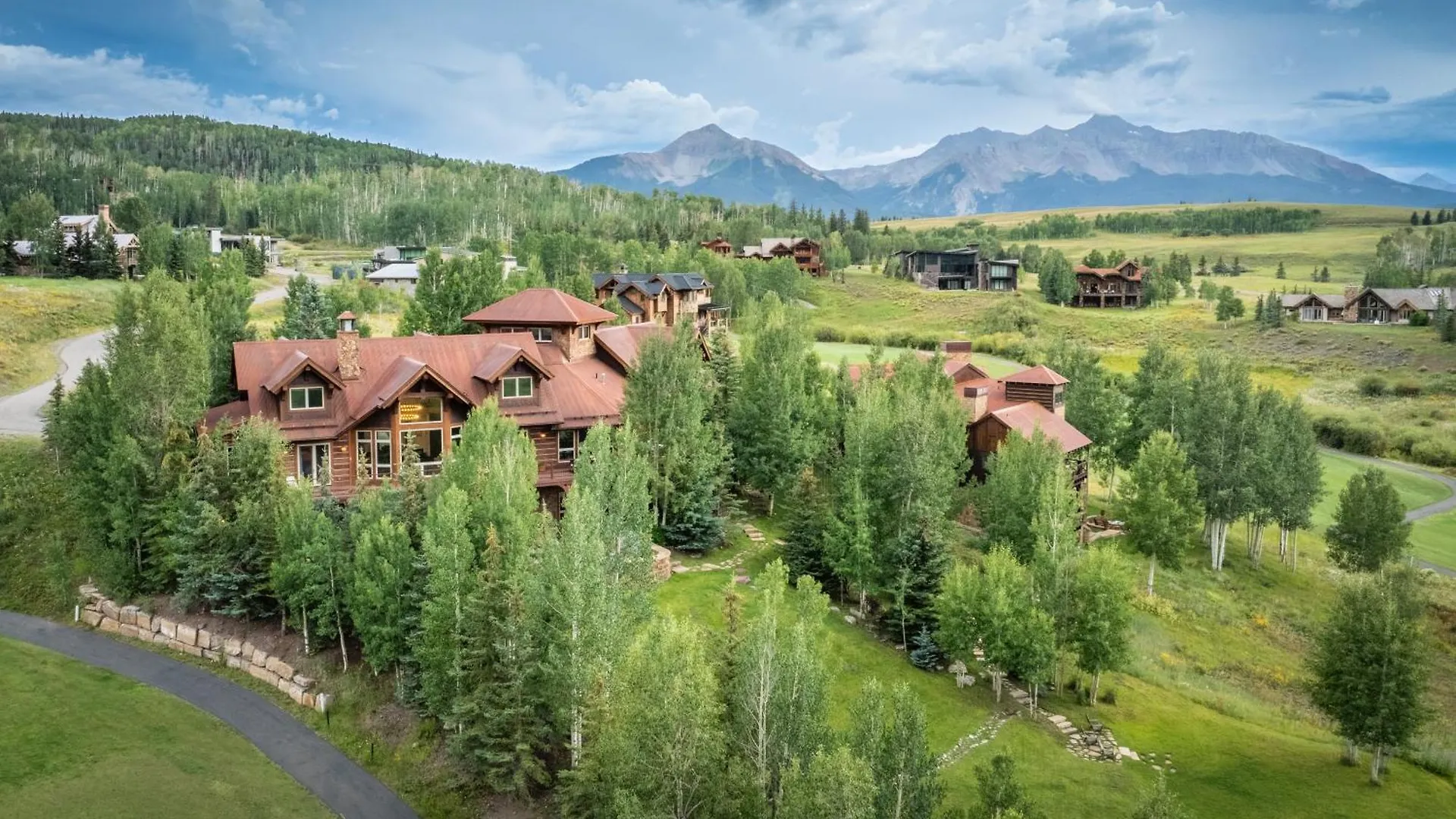 Ferienhaus Camp - Golf Course, Views, Hot Tub, Gym!
