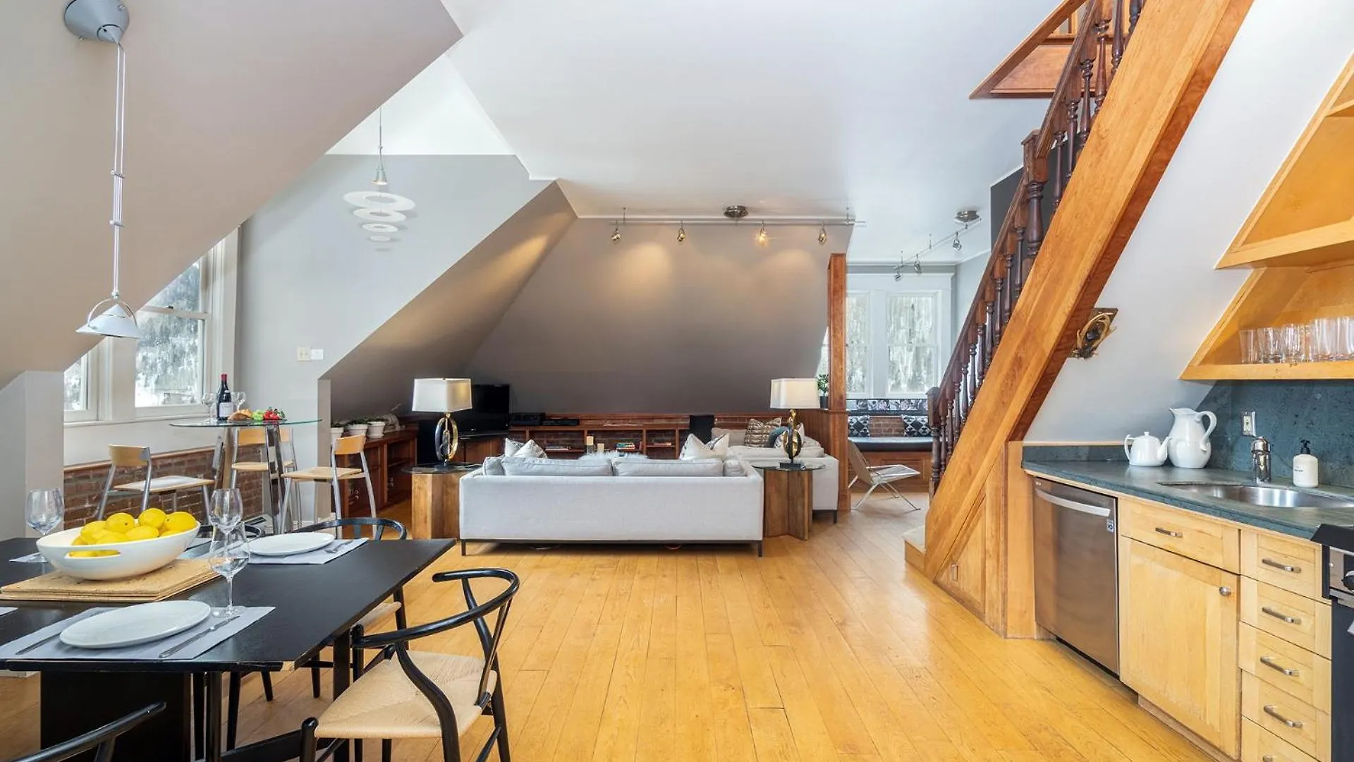 Ajax Loft Apts *