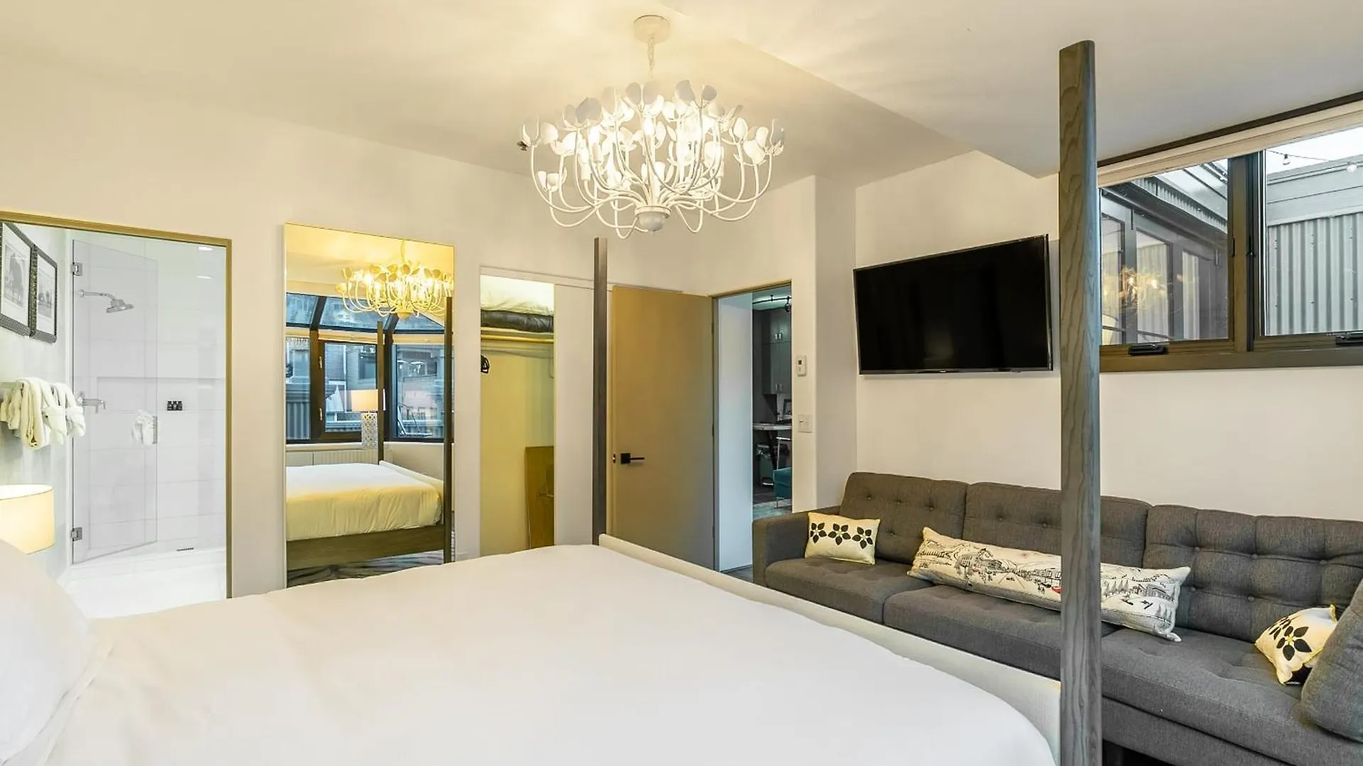 New San Juan 303 By Avantstay Modern Penthouse W Deck Overlooking Main Street Holiday home