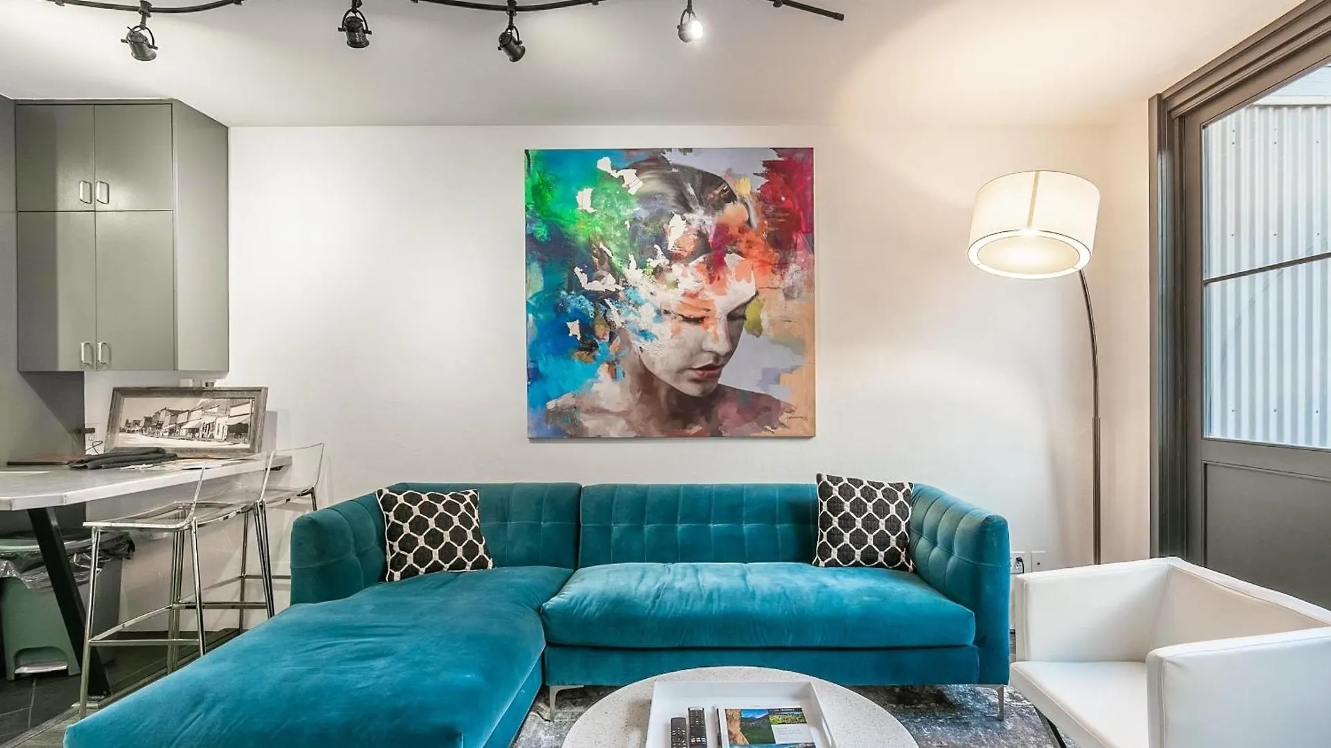 New San Juan 303 By Avantstay Modern Penthouse W Deck Overlooking Main Street Holiday home